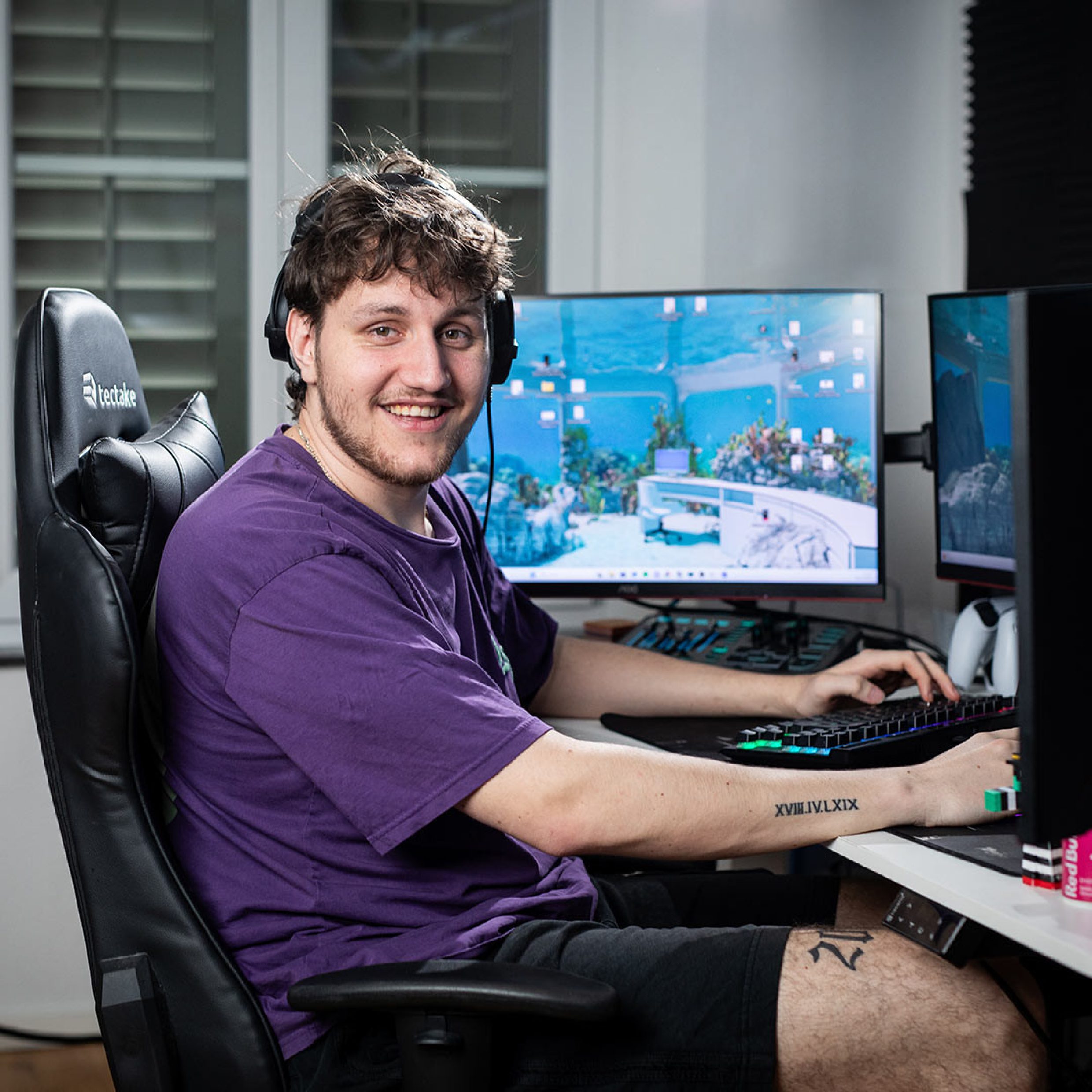 Fotografie Portrait Mann sitzend am Schreibtisch