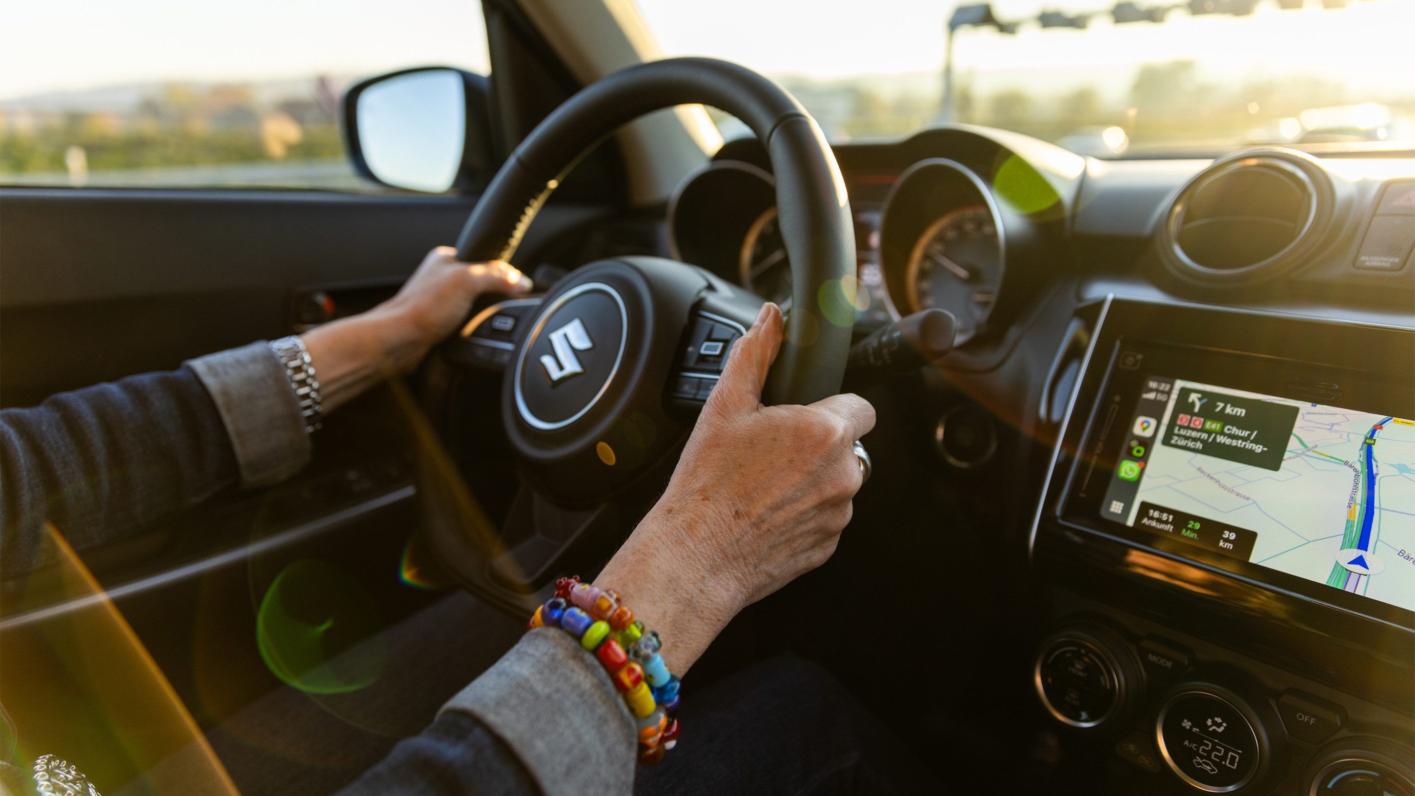 Fotografie Frau fährt ein Auto mit beiden Händen am Lenkrad