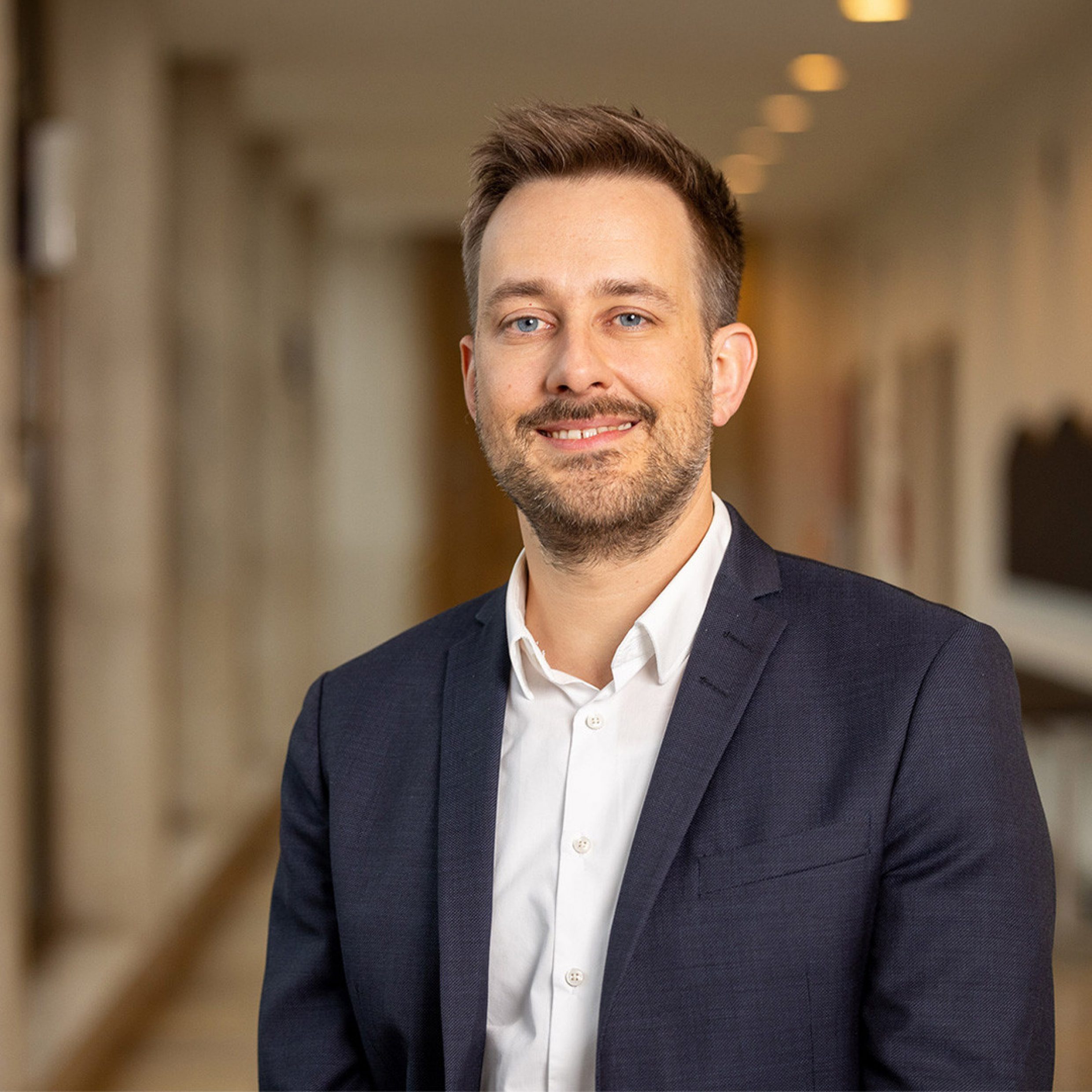 Fotografie Portrait Mann stehend drinnen