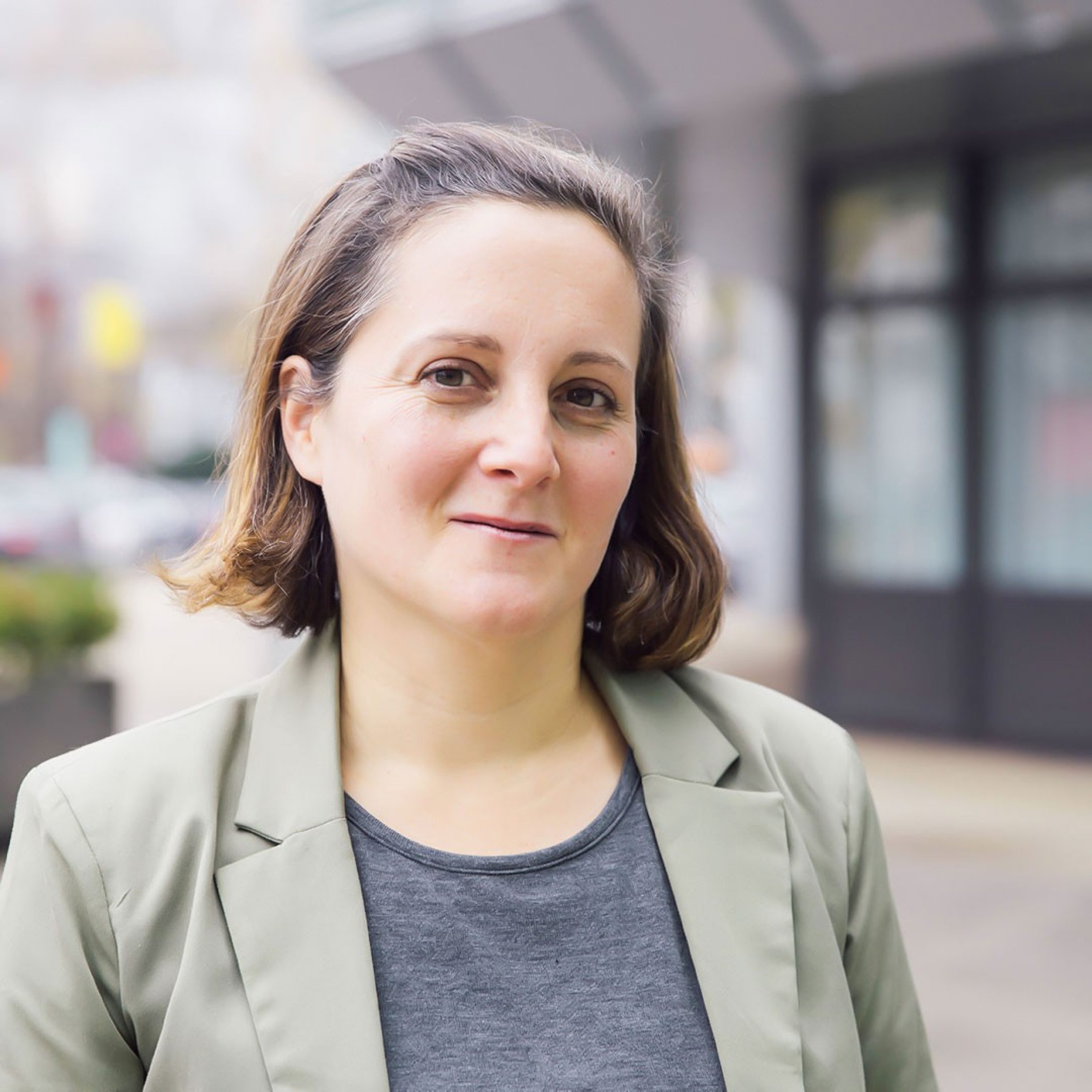 Inga Hassebroek steht vor dem Swiss Life-Gebäude.