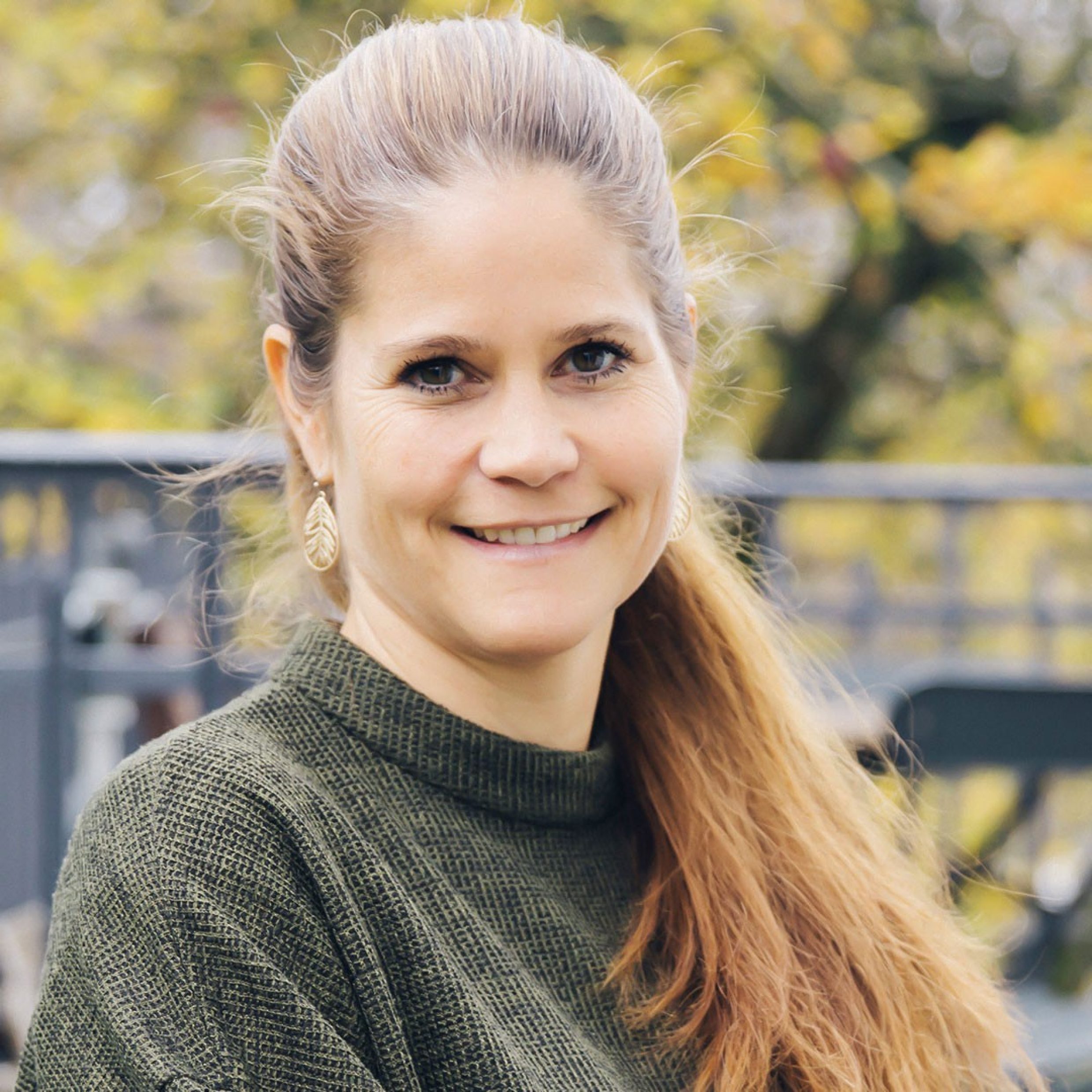 Melanie Gujan sitzt auf einer Terrasse.