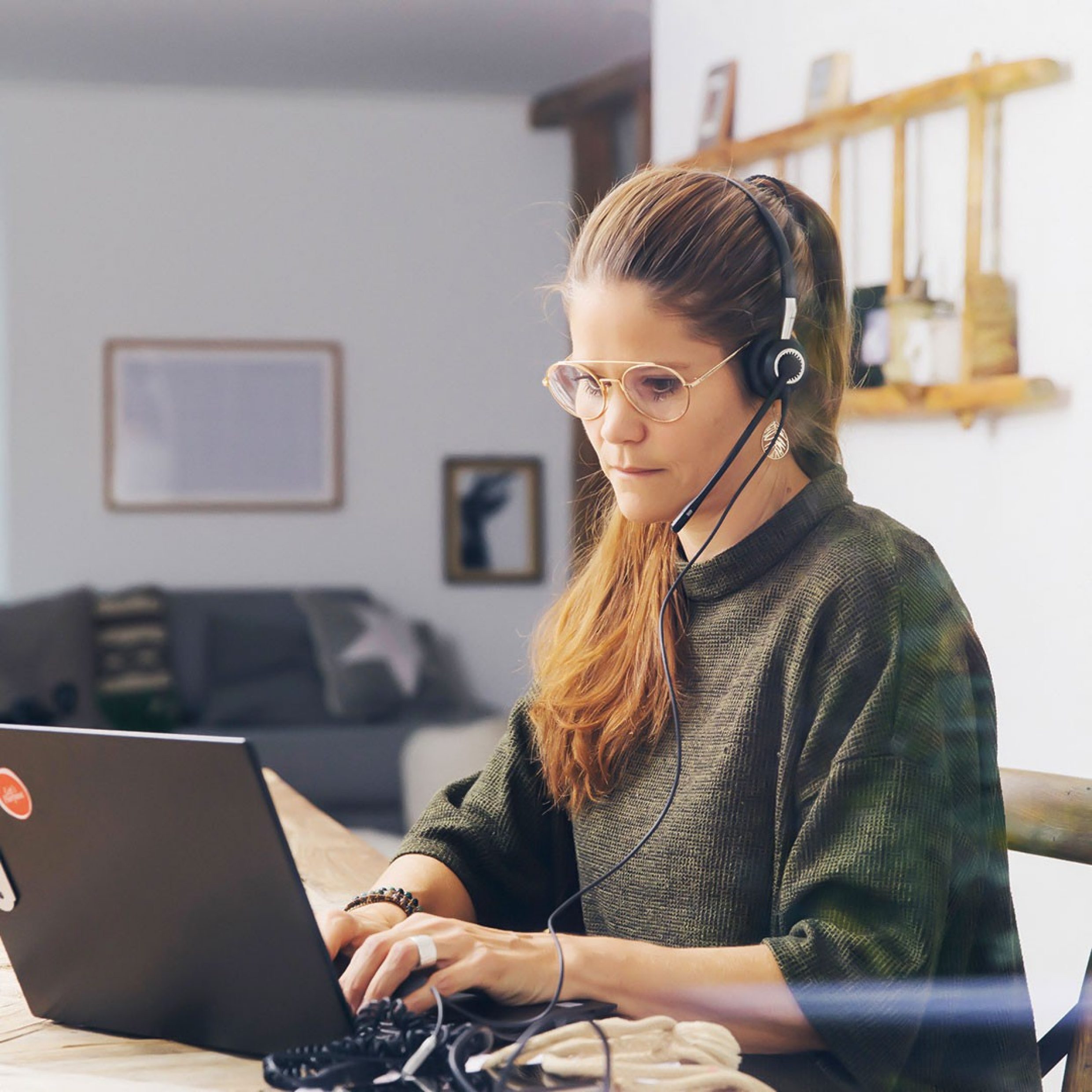 Melanie Gujan arbeitet zuhause an ihrem Laptop.