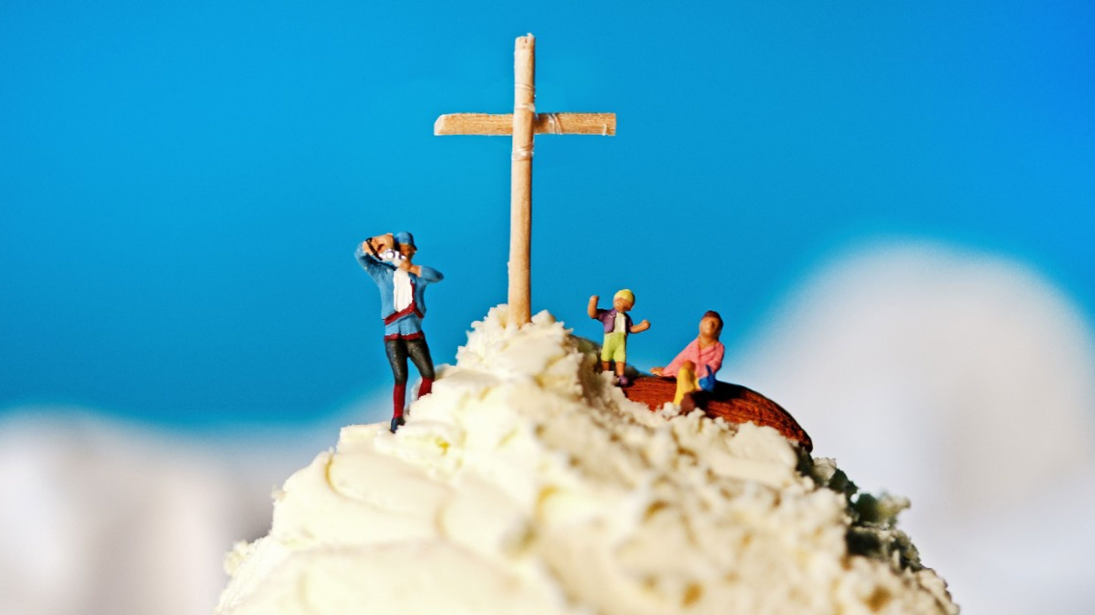 Kleine Figuren auf der Spitze eines Kuchens als Symbol für die Verwirklichung von Träumen.