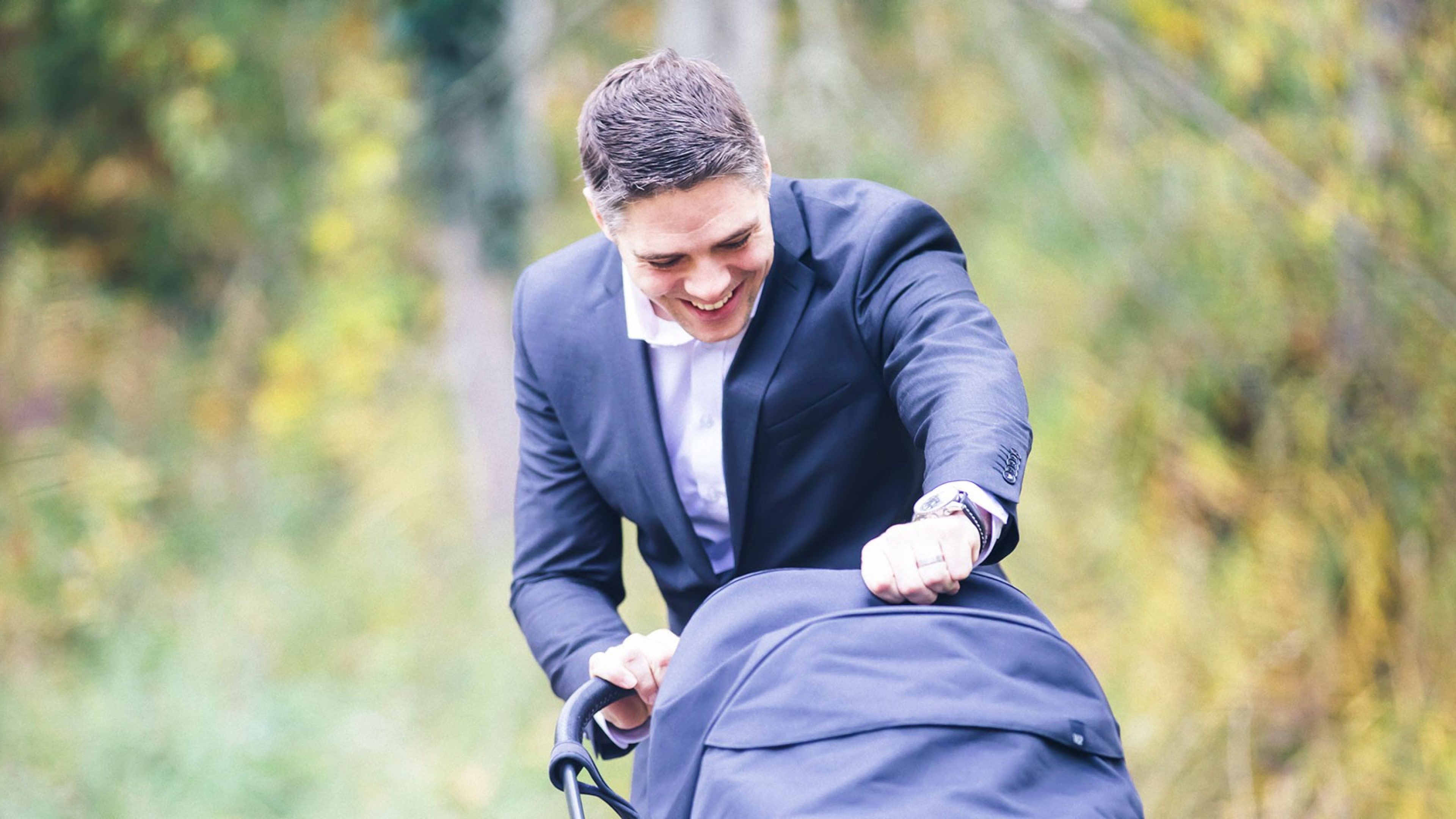 David Windlin stösst den Kinderwagen auf einem Spaziergang.