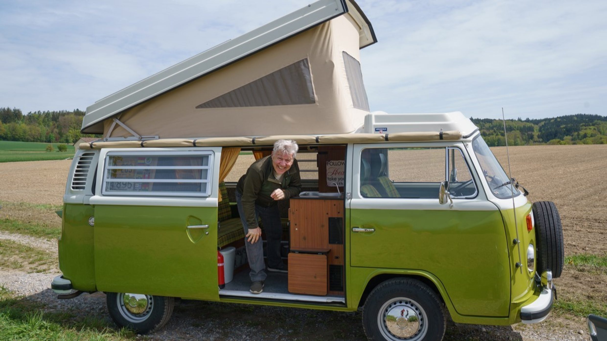 moeris_in_seinem_vw_bus