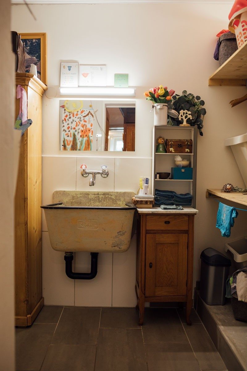 Ein Badezimmer mit Waschbecken und Kommode. 
