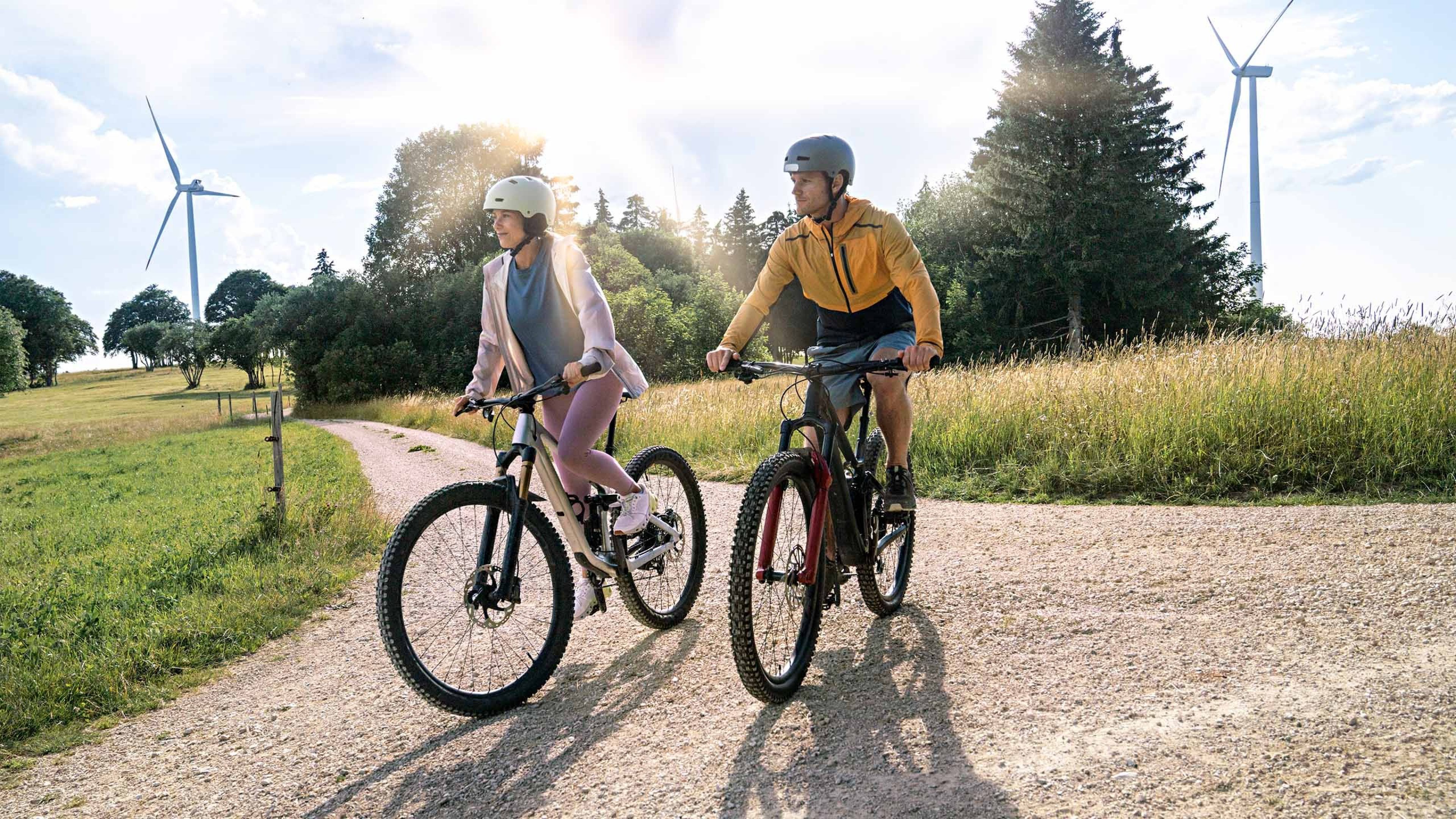 Pärchen macht eine Velotour.