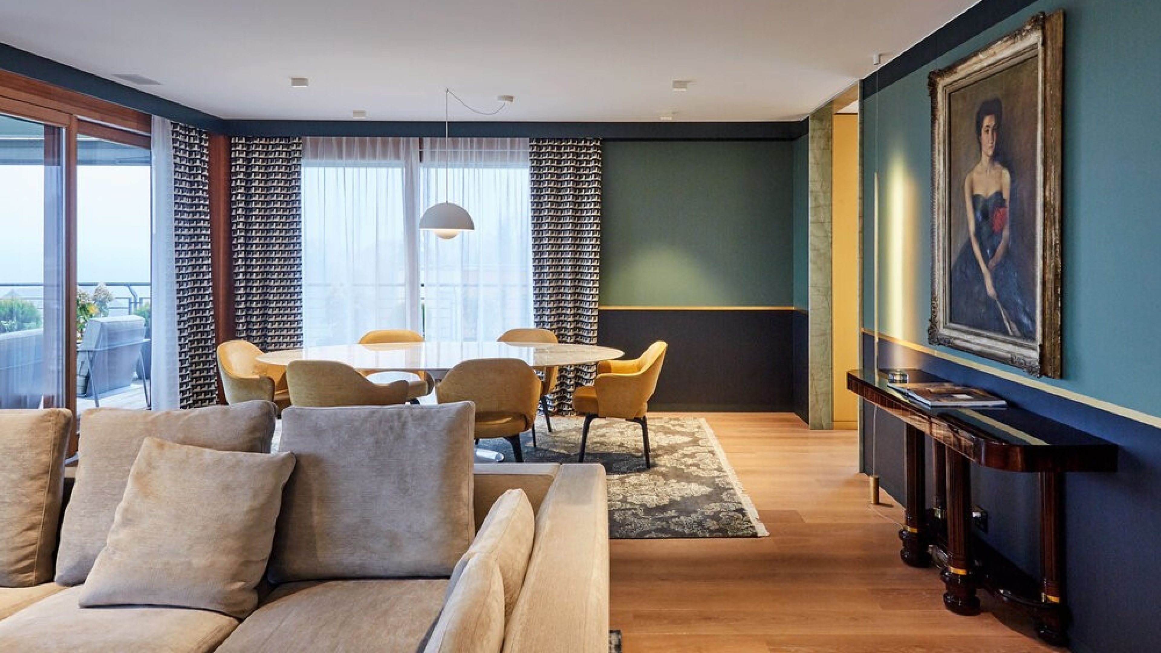 Ein Wohn- und Essbereich in einer modern designten Attika-Wohnung.