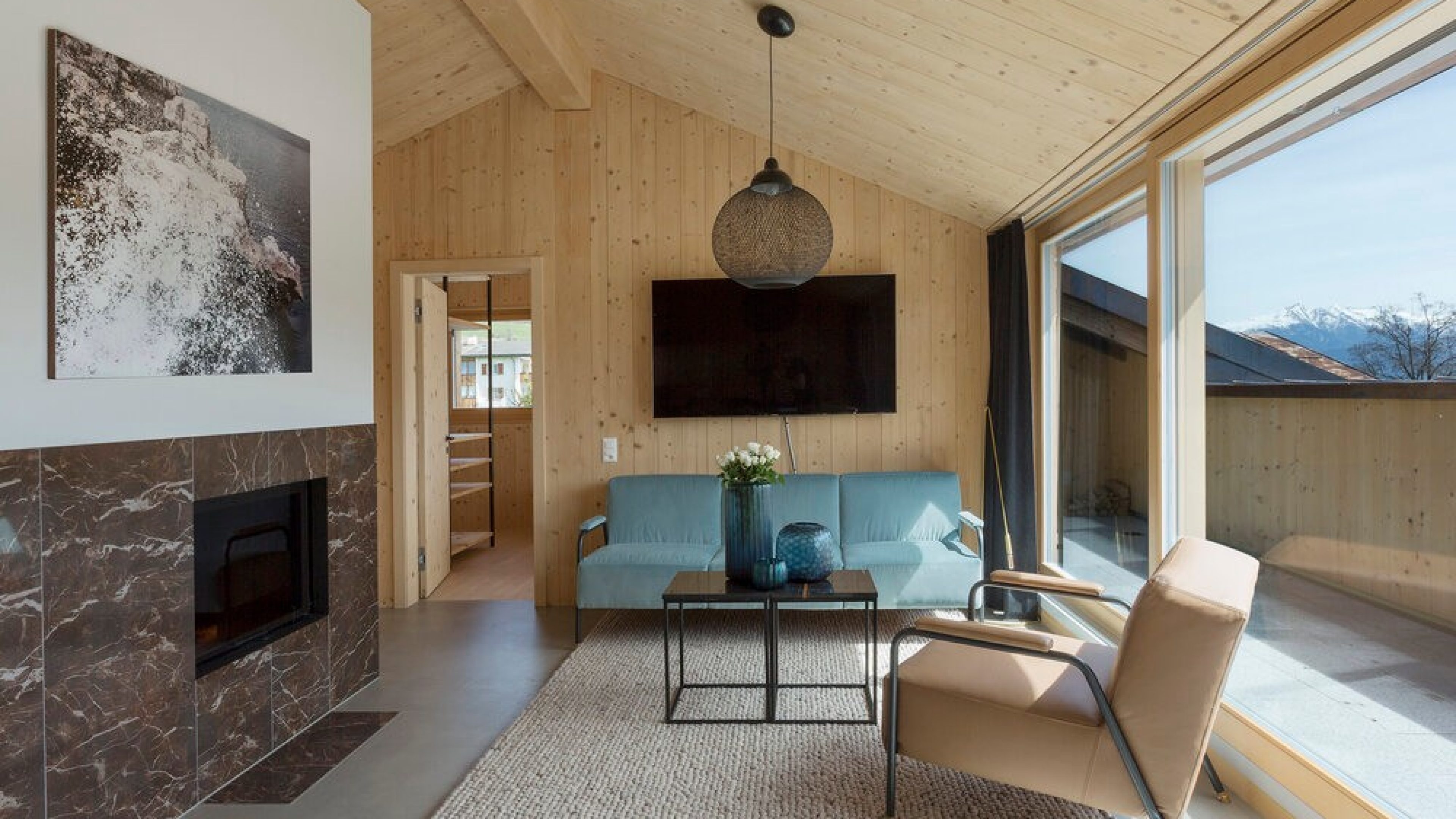 Ein Wohnzimmer in einem modernen Ferienchalet