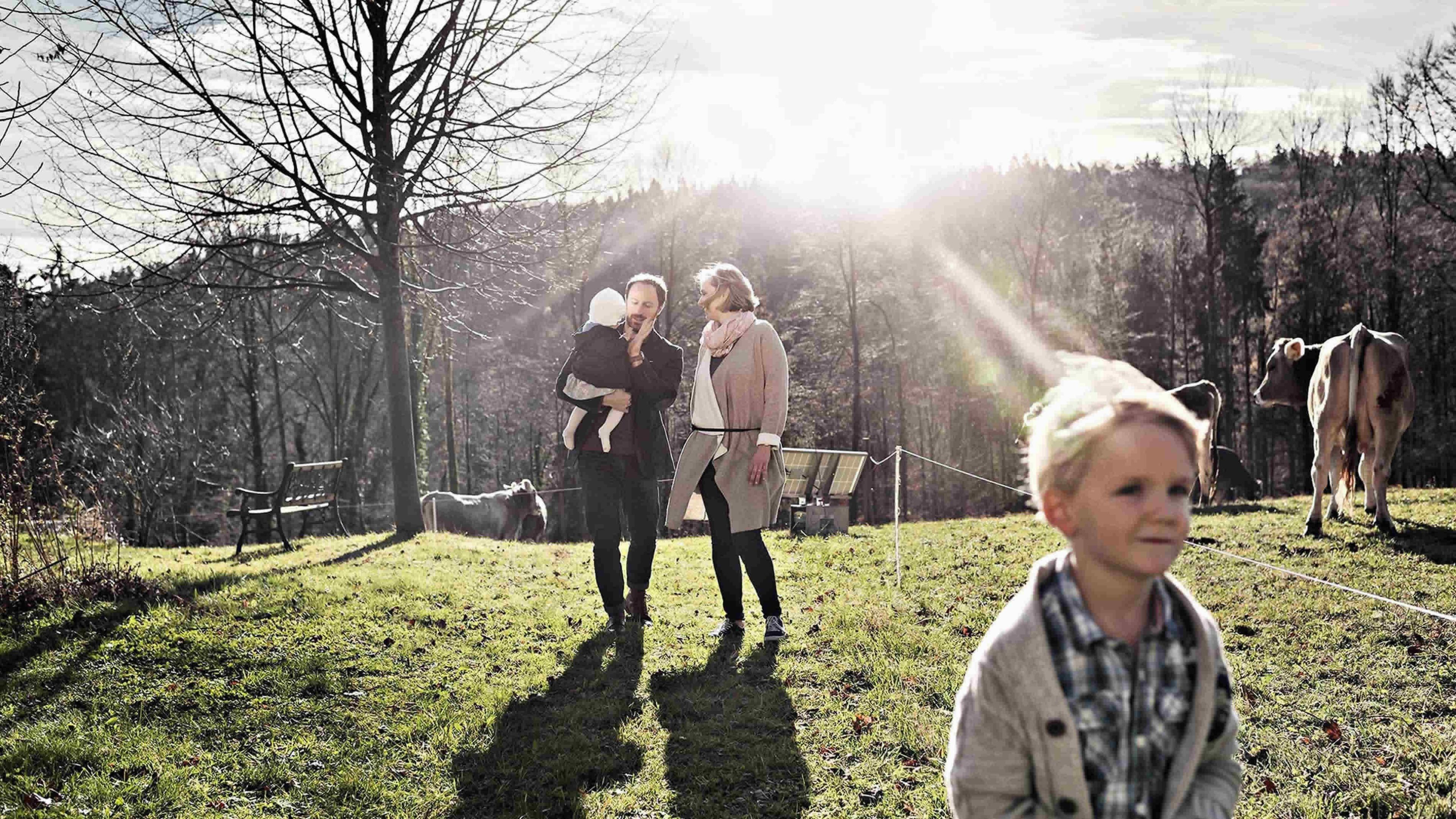 Eine Familie macht einen Spaziergang  in der Natur.