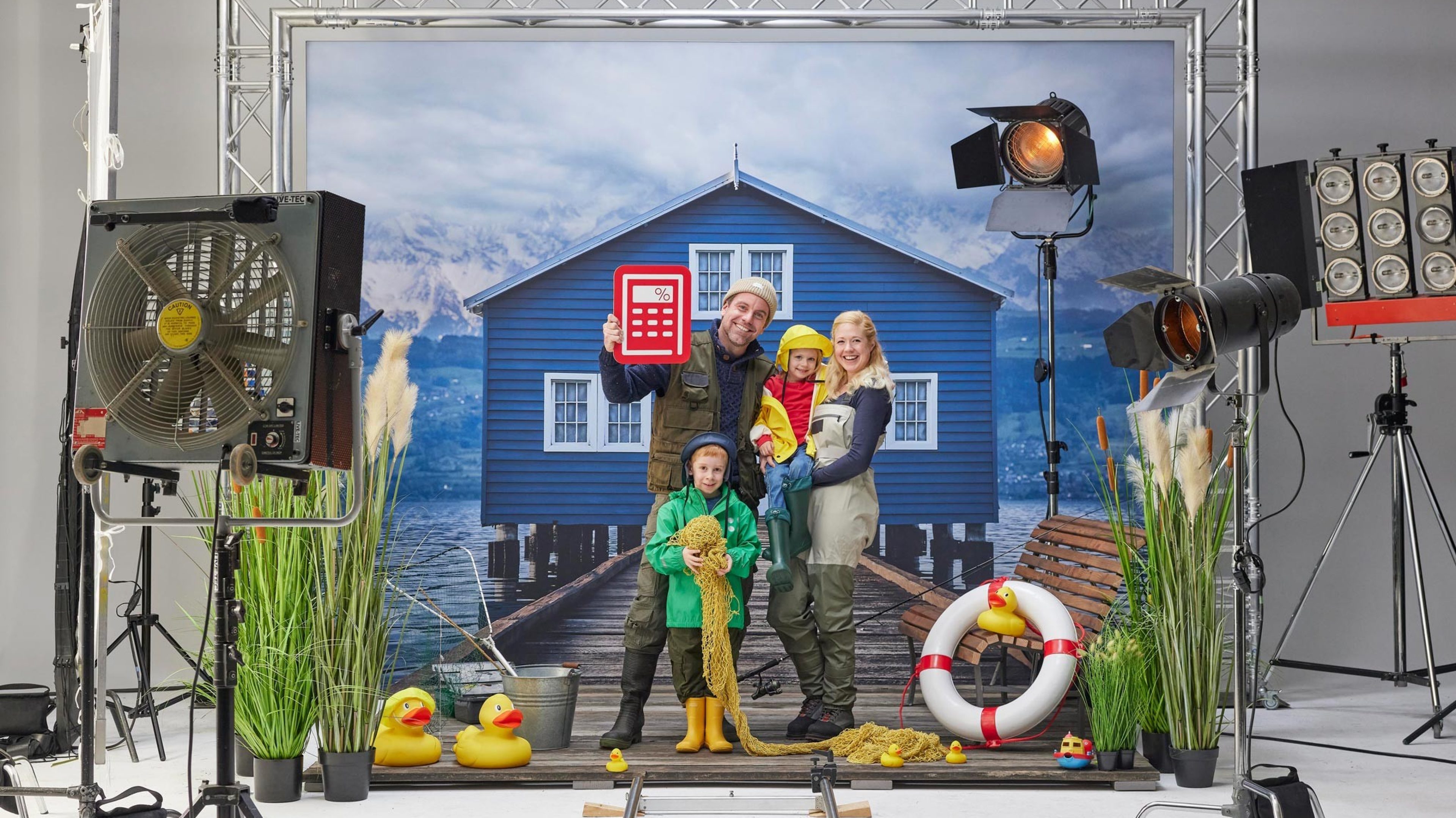Eine Familie macht ein Fotoshooting zum Thema Eigenheim.