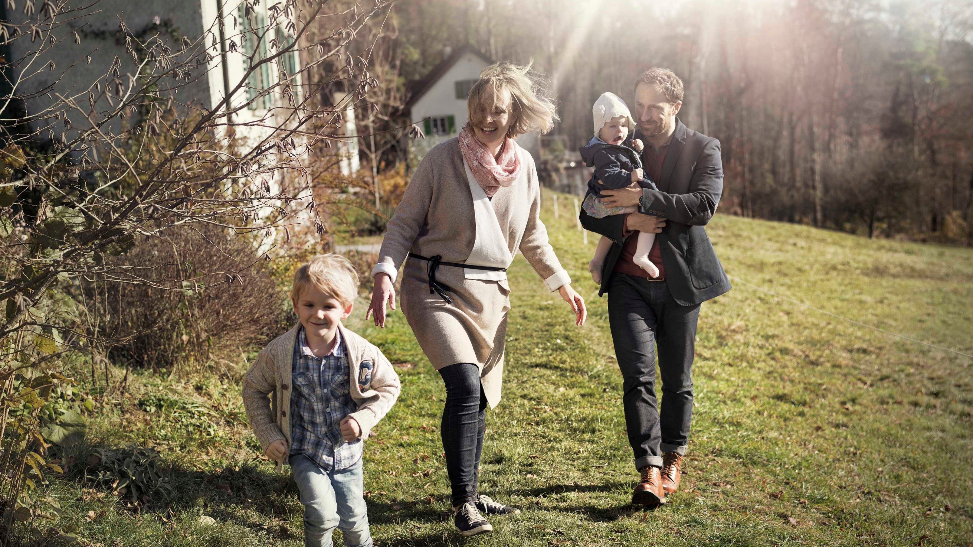 Vierköpfige Familie macht Spaziergang im Grünen.