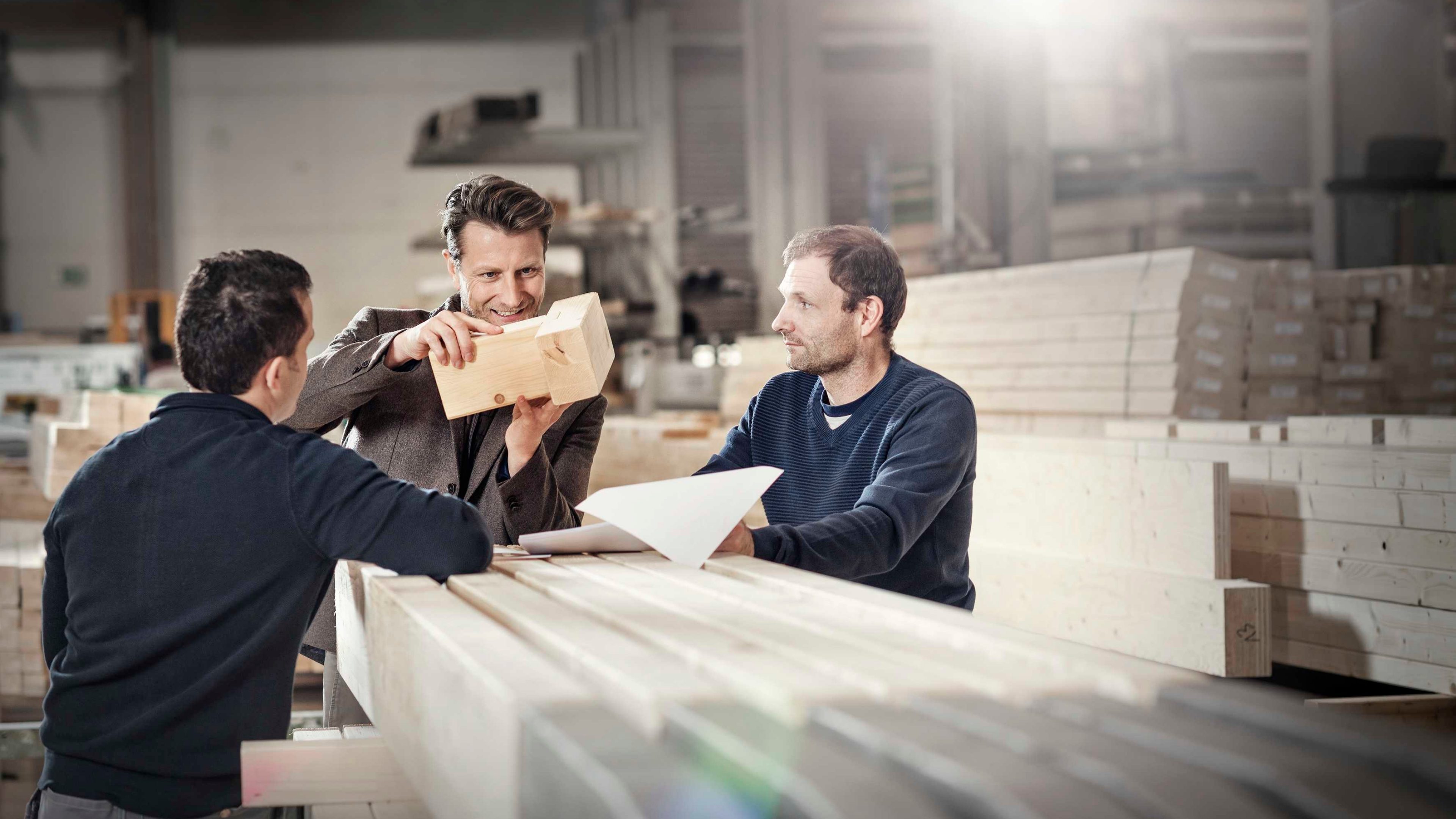 Arbeitskollegen überprüfen Holz in ihrem Bauunternehmen.