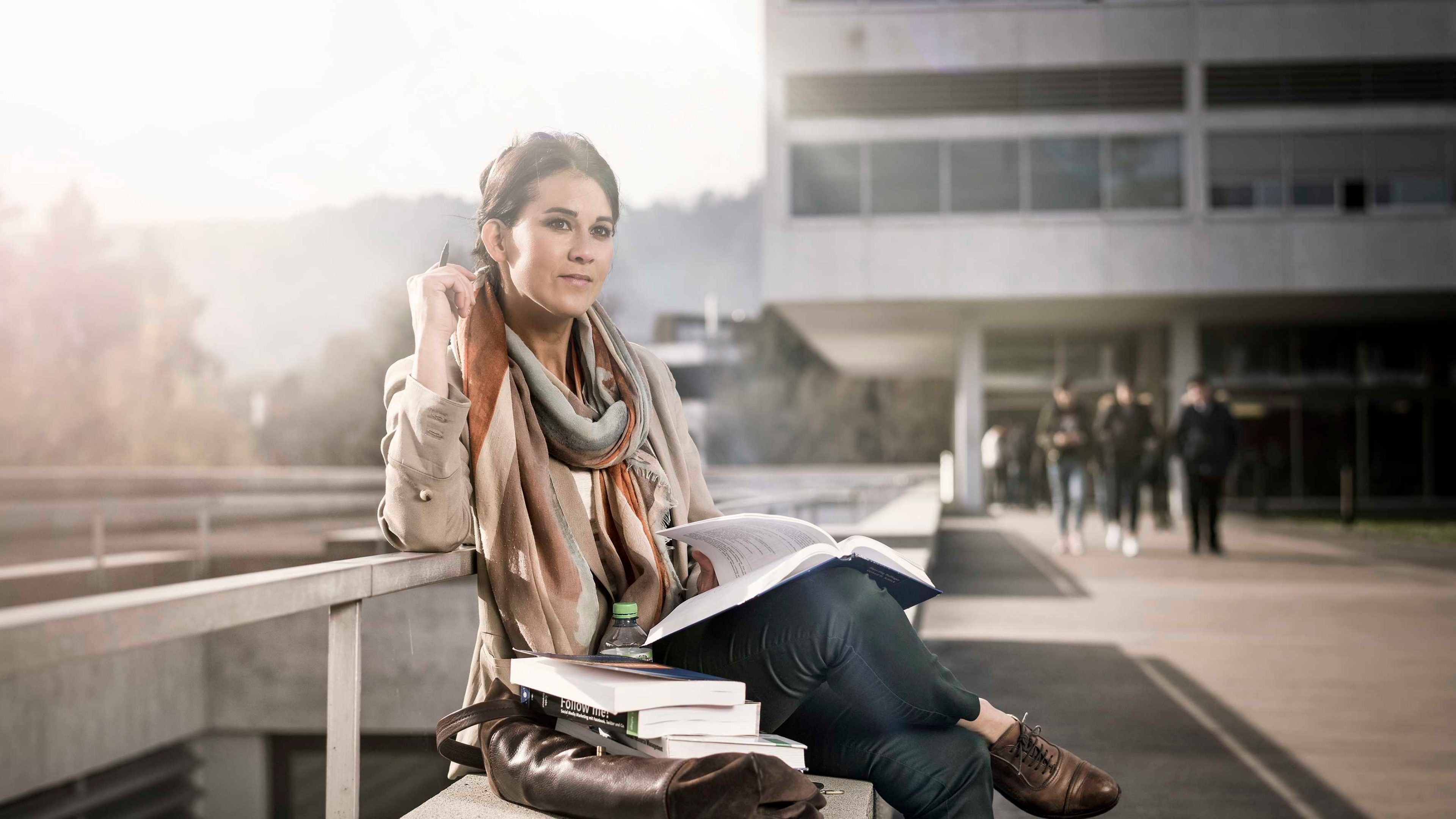 Eine Frau sitzt auf einer Bank und studiert Unterlagen zur 2. Säule.