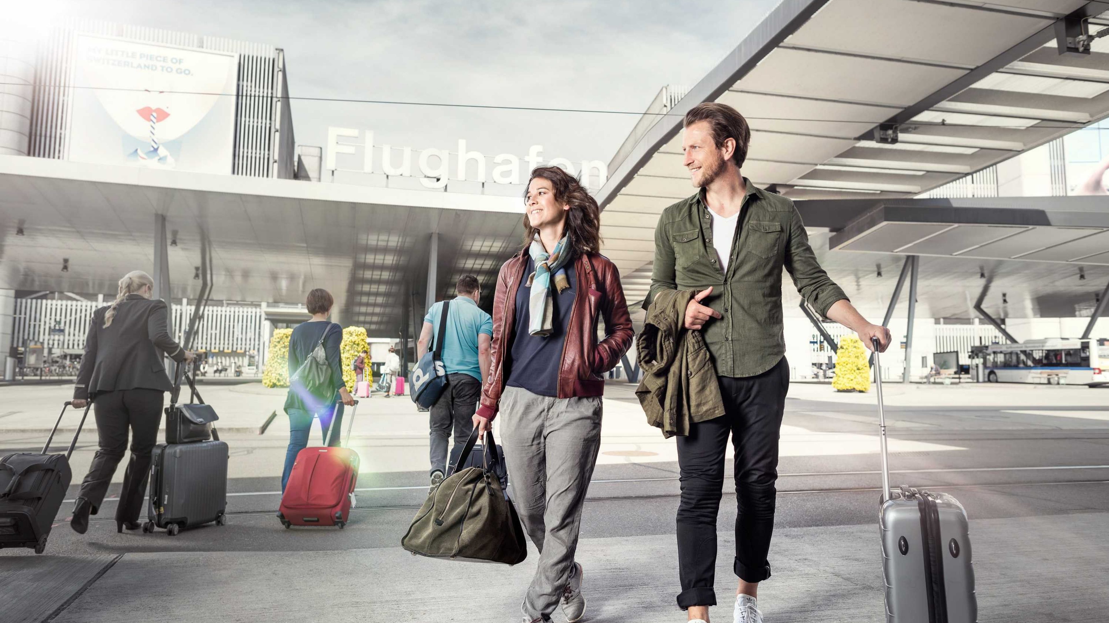 Ein Paar verlässt den Flughafen und ist bereit auszuwandern.