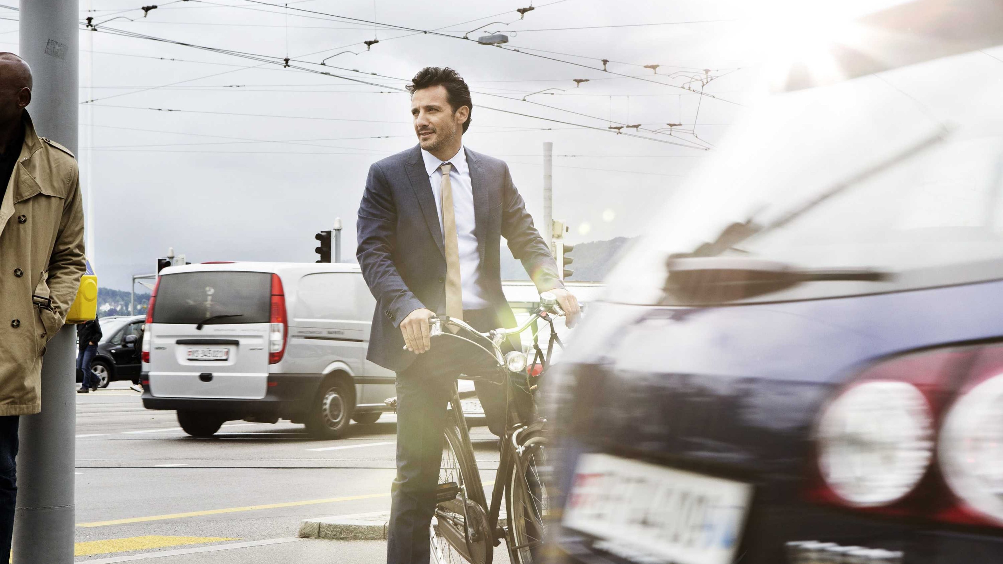 Ein Mann fährt mit dem Fahrrad zur Arbeit.
