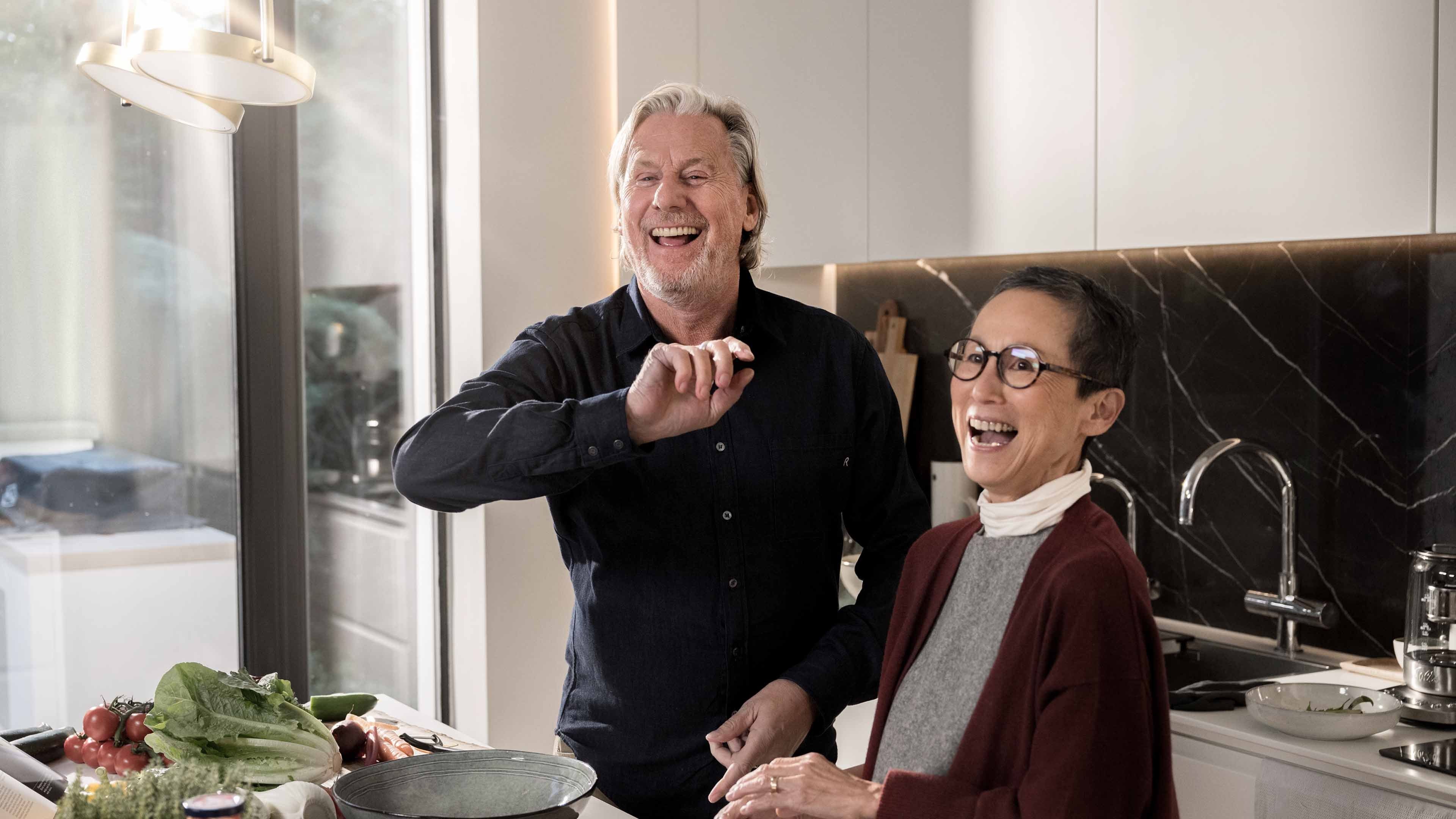 Ältere Frau und älterer Mann kochen gemeinsam