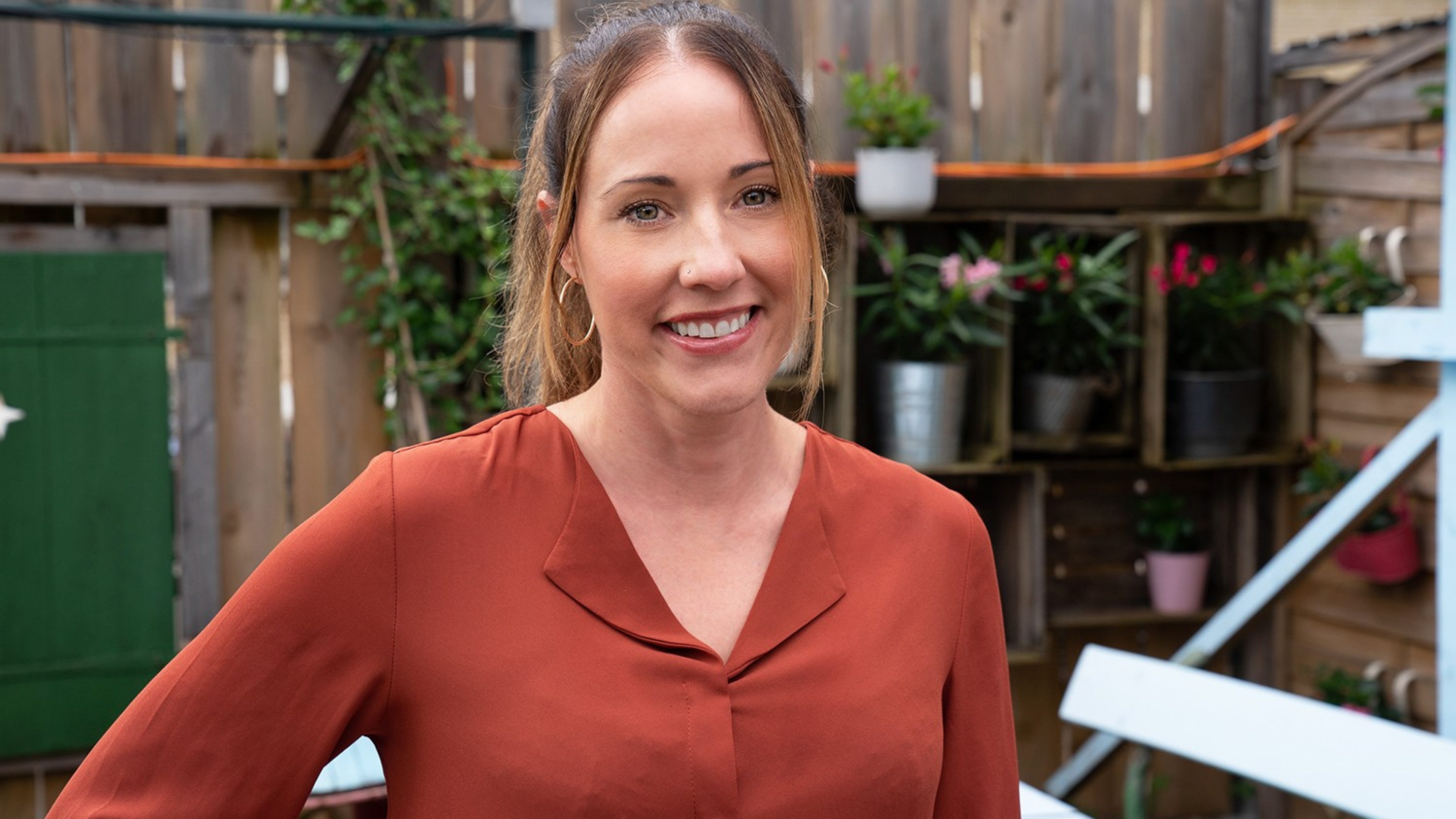 Martina Gantenbein steht in einem Garten.