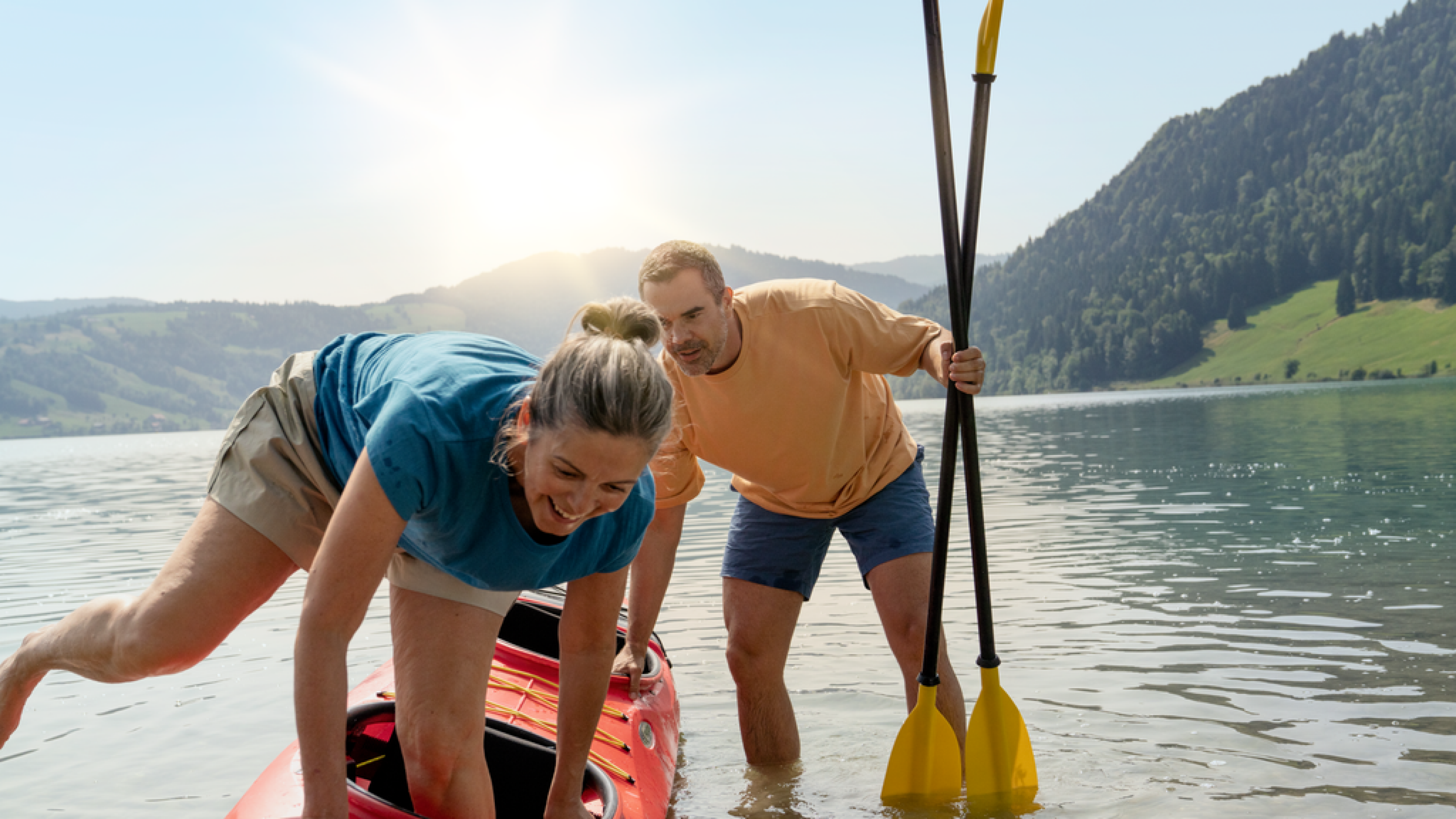 Familie macht Spaziergang im Grünen