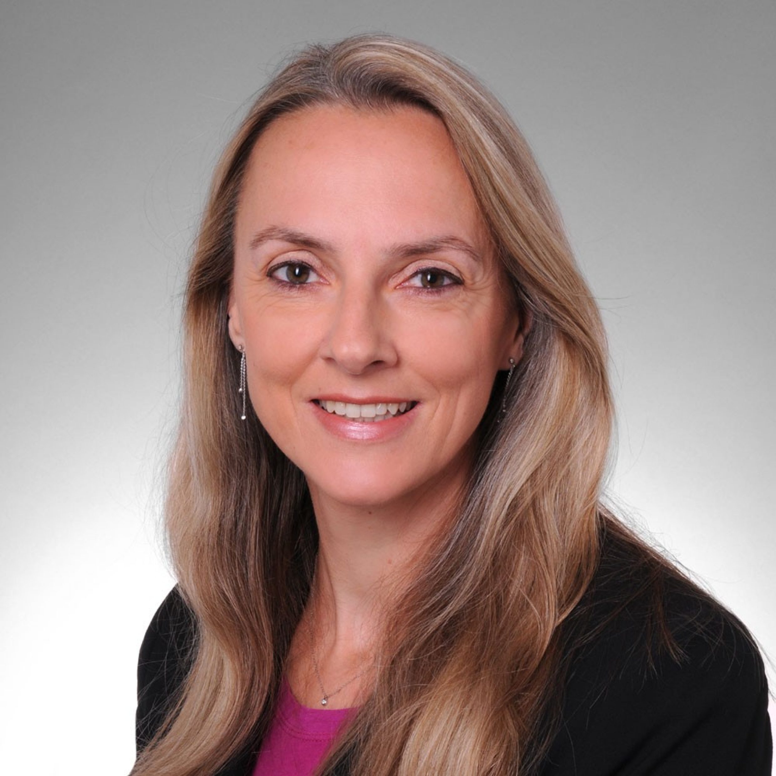 Business-Portrait einer Frau mit blonden Haaren