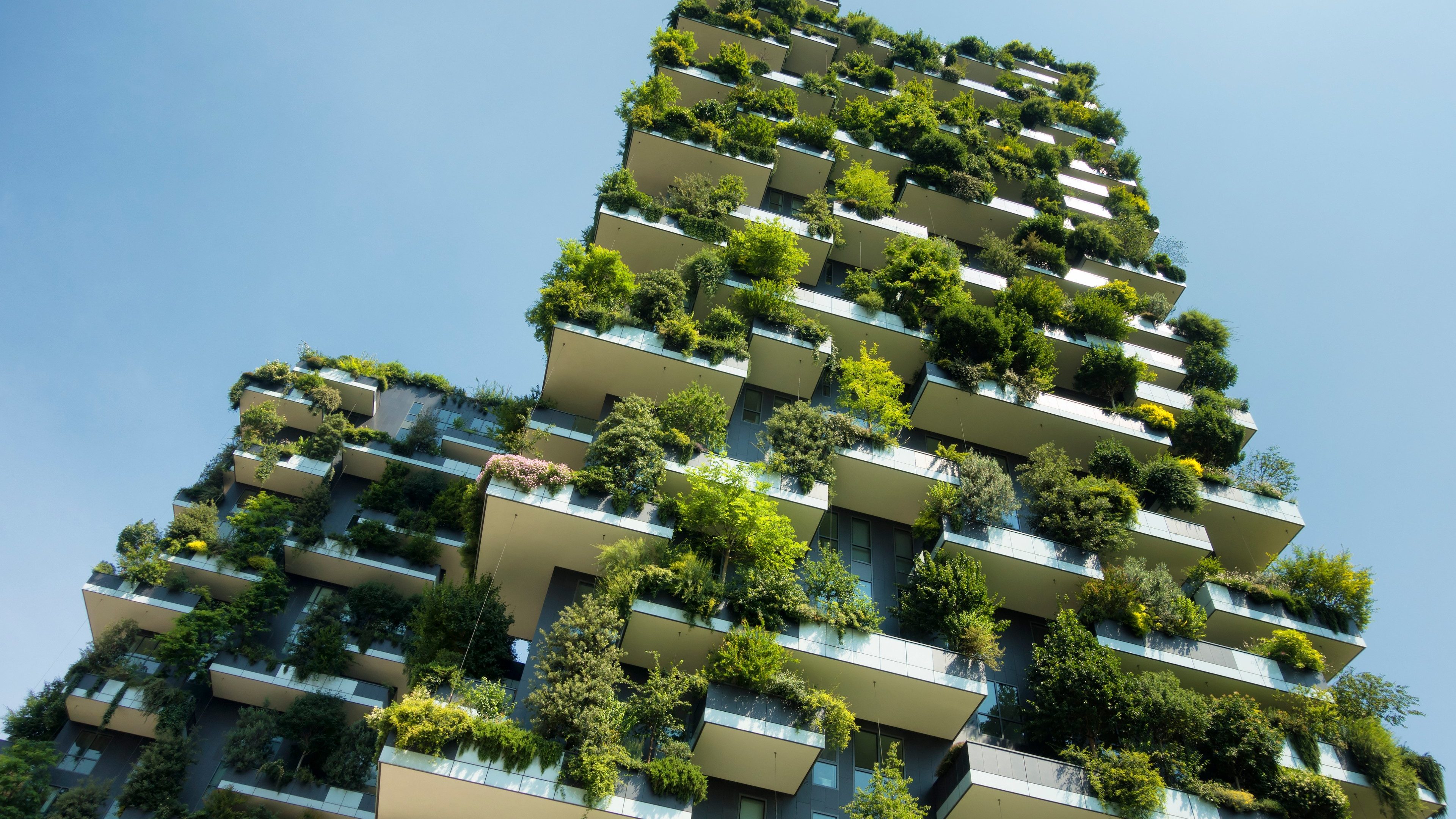 Ein Hochhaus, das mit Pflanzen bewachsen ist