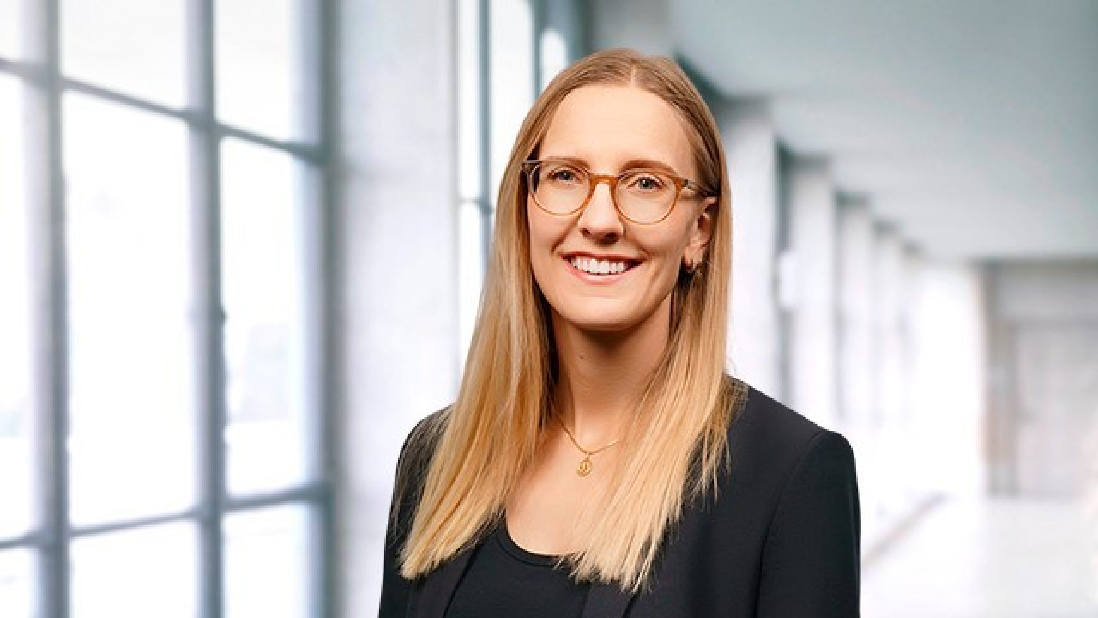 Bild von Laetitia Sghaier, der Kontaktperson für Berufseinsteigerinnen und Berufseinsteiger.
