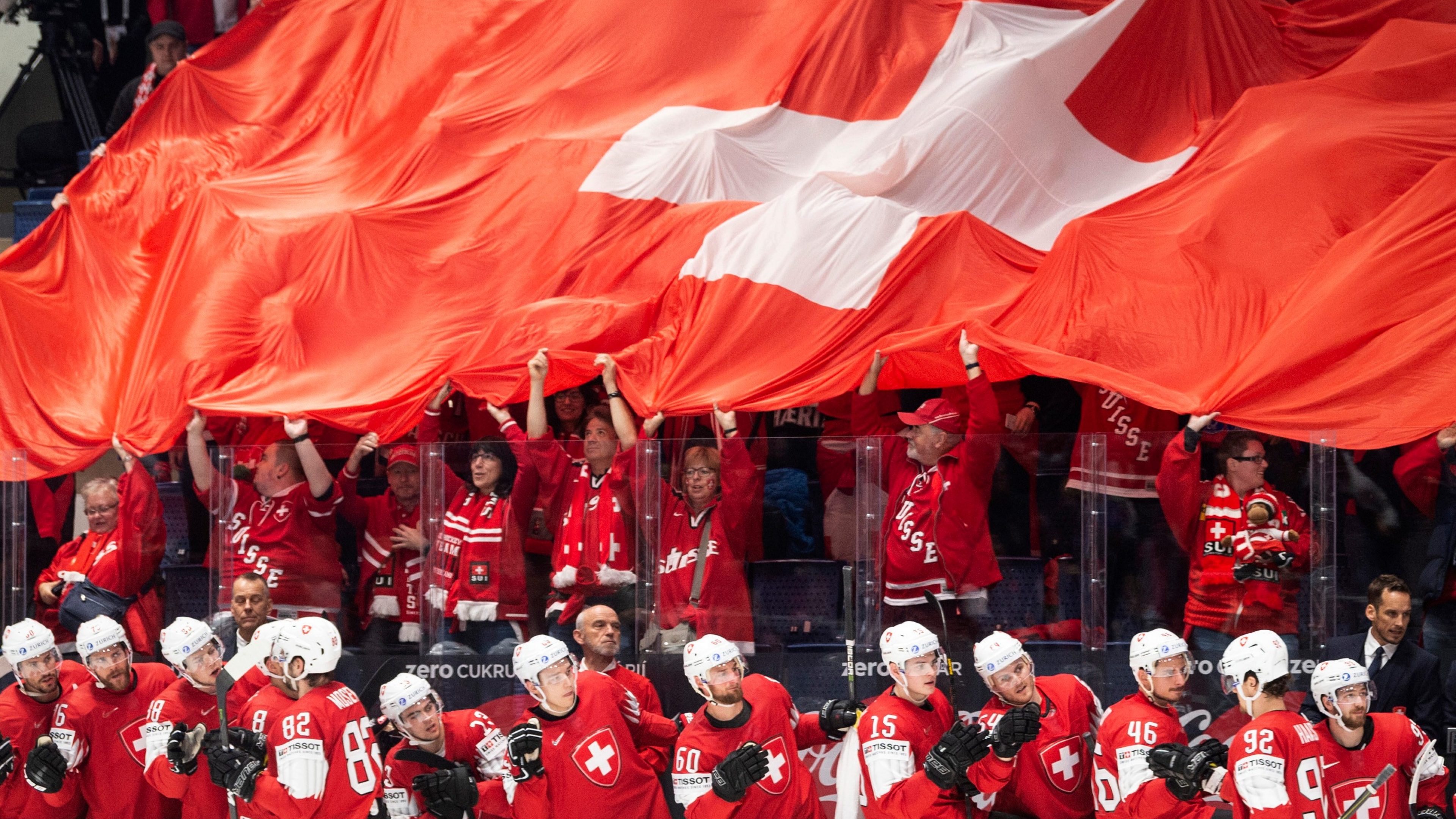 Switzerland's team and fans celebrate after scoring 5:0 during the game between Switzerland and Italy, at the IIHF 2019 World Ice Hockey Championships, at the Ondrej Nepela Arena in Bratislava, Slovakia, on Saturday, May 11, 2019. (KEYSTONE/Melanie Duchene)