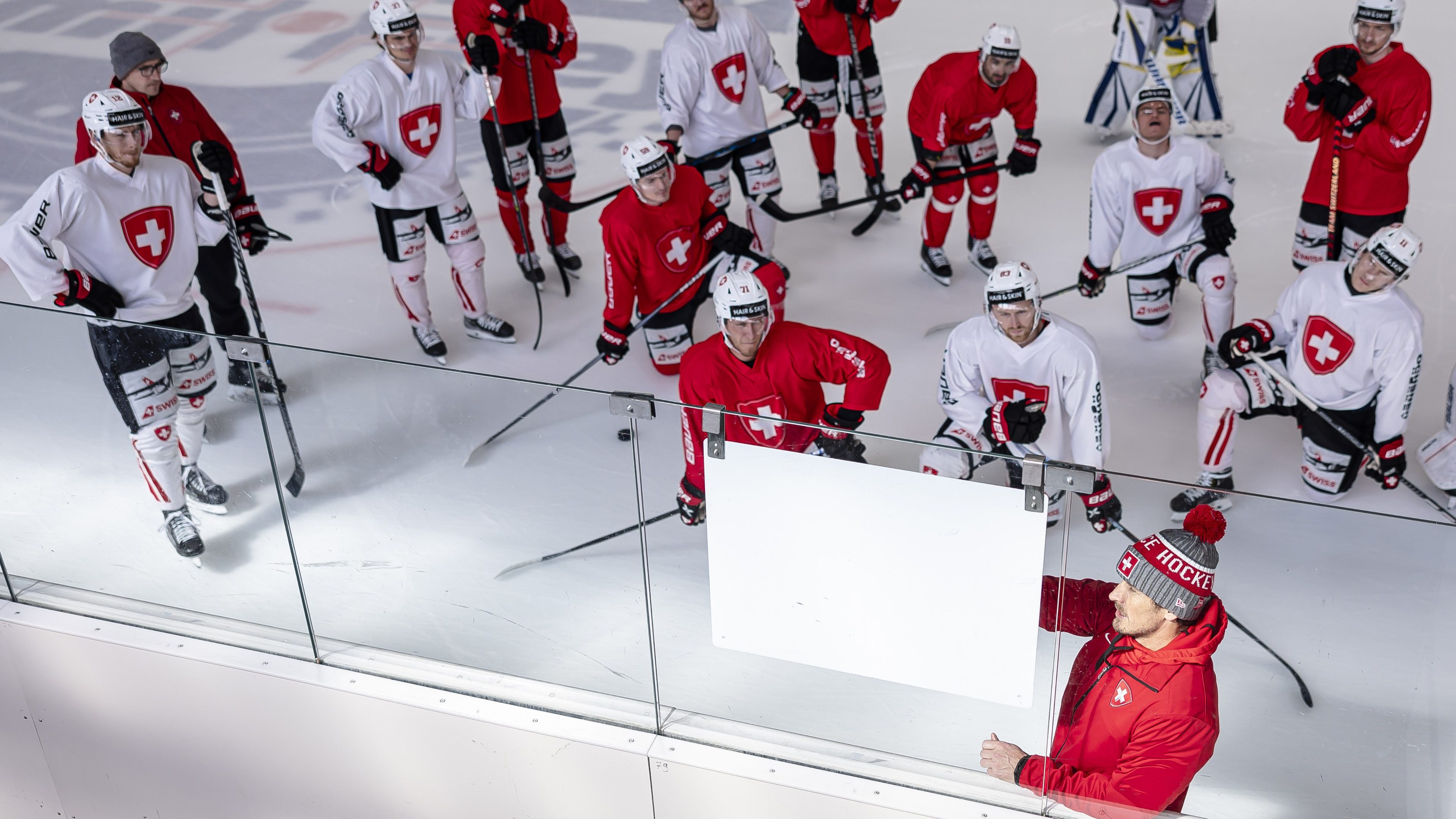 Cheftrainer Patrick Fischer, vorne rechts, spricht mit Spieler waehrend eines Trainings im Rahmen der Vorbereitungen der Schweizer Eishockey-Nationalmannschaft auf die WM in Riga, am Mittwoch, 26. April 2023 in der Kunsteisbahn in Zuerich. (KEYSTONE/Michael Buholzer)