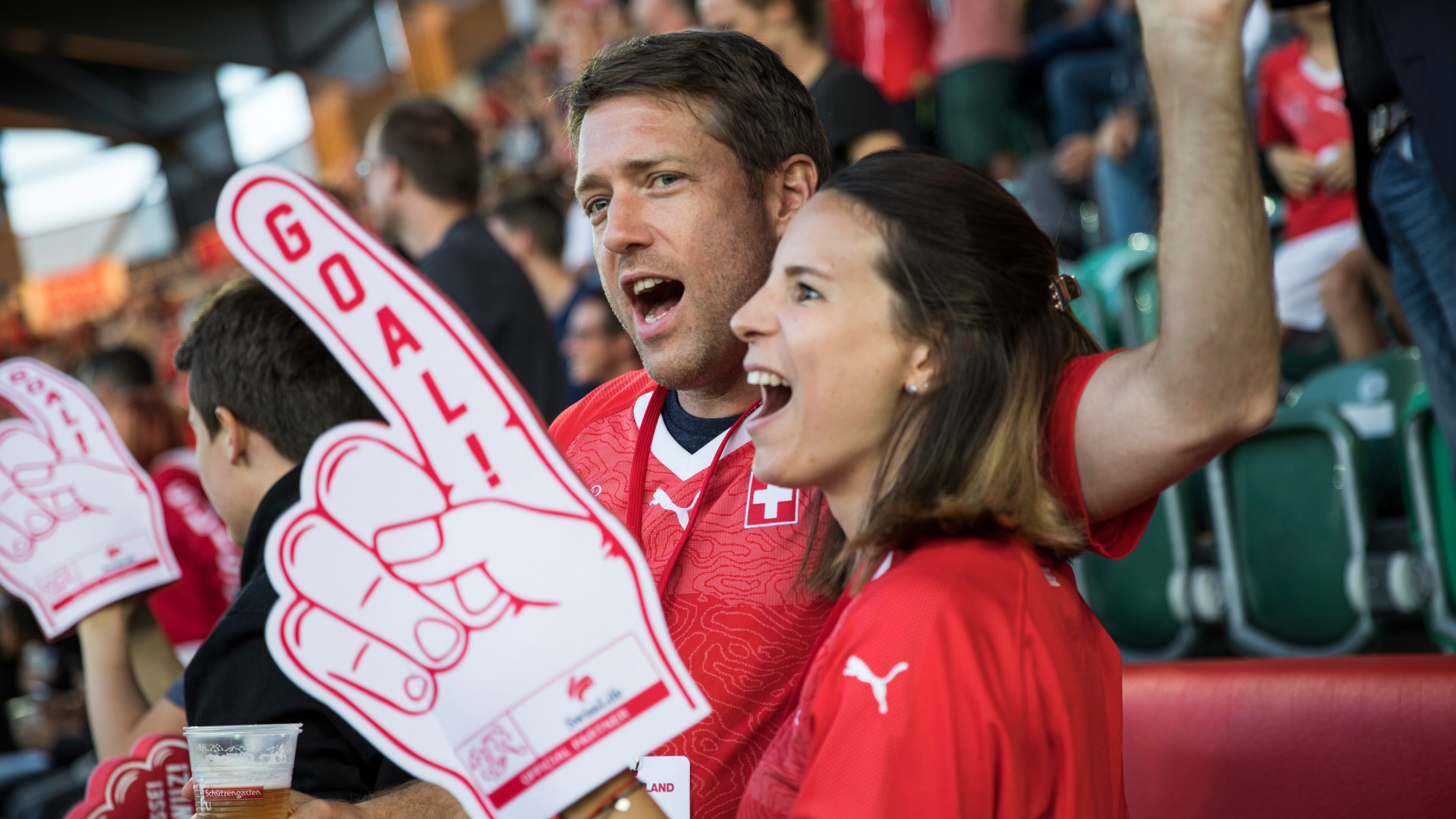 Fans auf dem „Swiss Life Rotes Sofa“ waehrend dem Laenderspiel zwischen der Schweiz und Island, im Kybunpark in St. Gallen, am Samstag, 8. September 2018. (KEYSTONE/Giglio Pasqua)