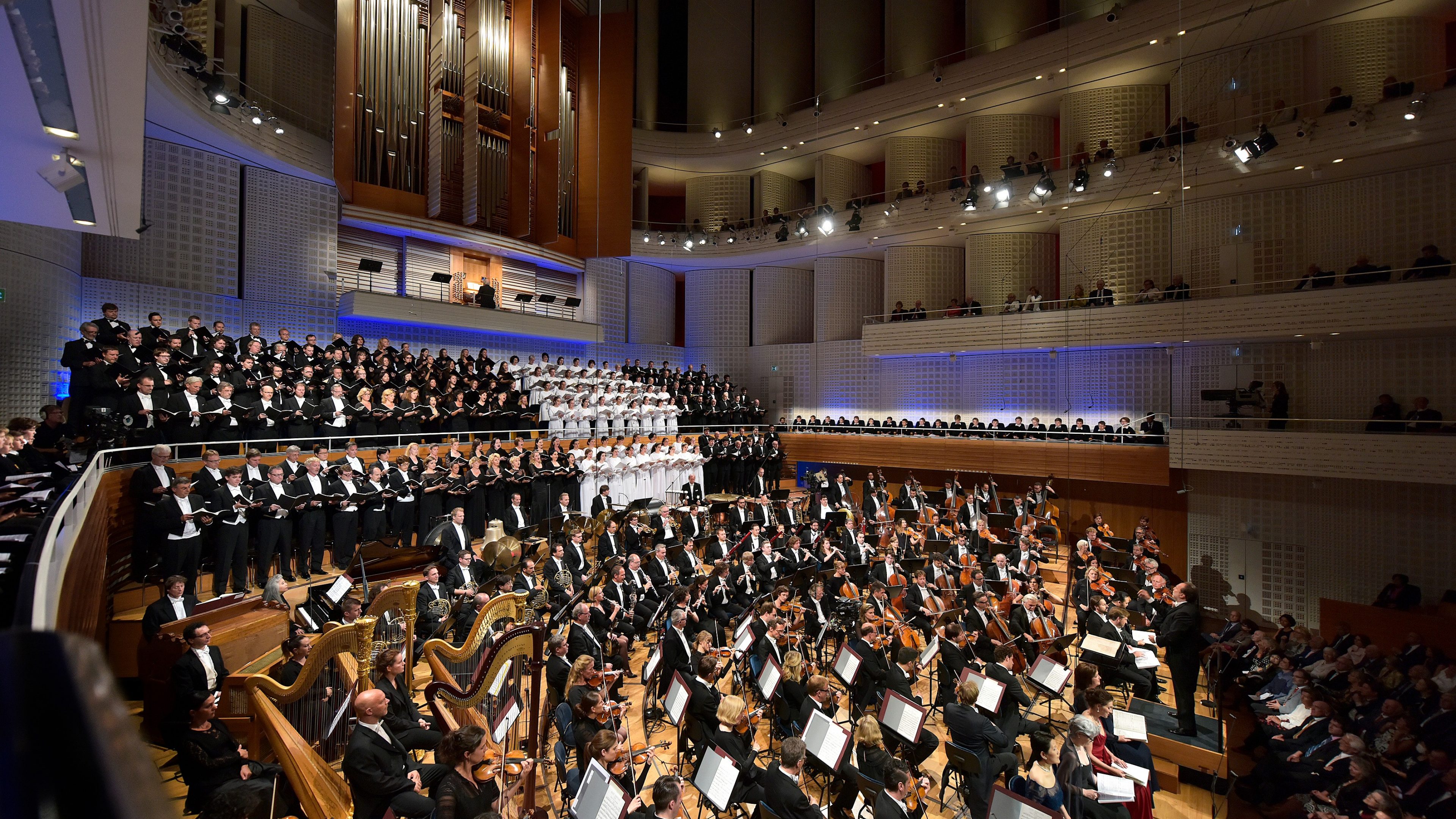 2016 LUCERNE FESTIVAL SOMMER. Eröffnungskonzert vom 12. August 2016. LUCERNE FESTIVAL ORCHESTRA, Chor des Bayerischen Rundfunks, Latvian Radio Choir, Orfeón Donostiarra, Tölzer Knabenchor unter der Leitung von Riccardo Chailly. Solisten; Ricarda Merbeth als Magna Peccatrix, Juliane Banse, Una poenitentium, Anna Lucia Richter als Mater gloriosa, Sara Mingardo als Mulier Samaritana, Ihoko Fujimura als Maria Aegyptiaca, Andreas Schager als Doctor Marianus, Peter Mattei als Pater ecstaticus und Samuel Youn als  Pater profundus. Bild: Peter Fischli/ LUCERNE FESTIVAL