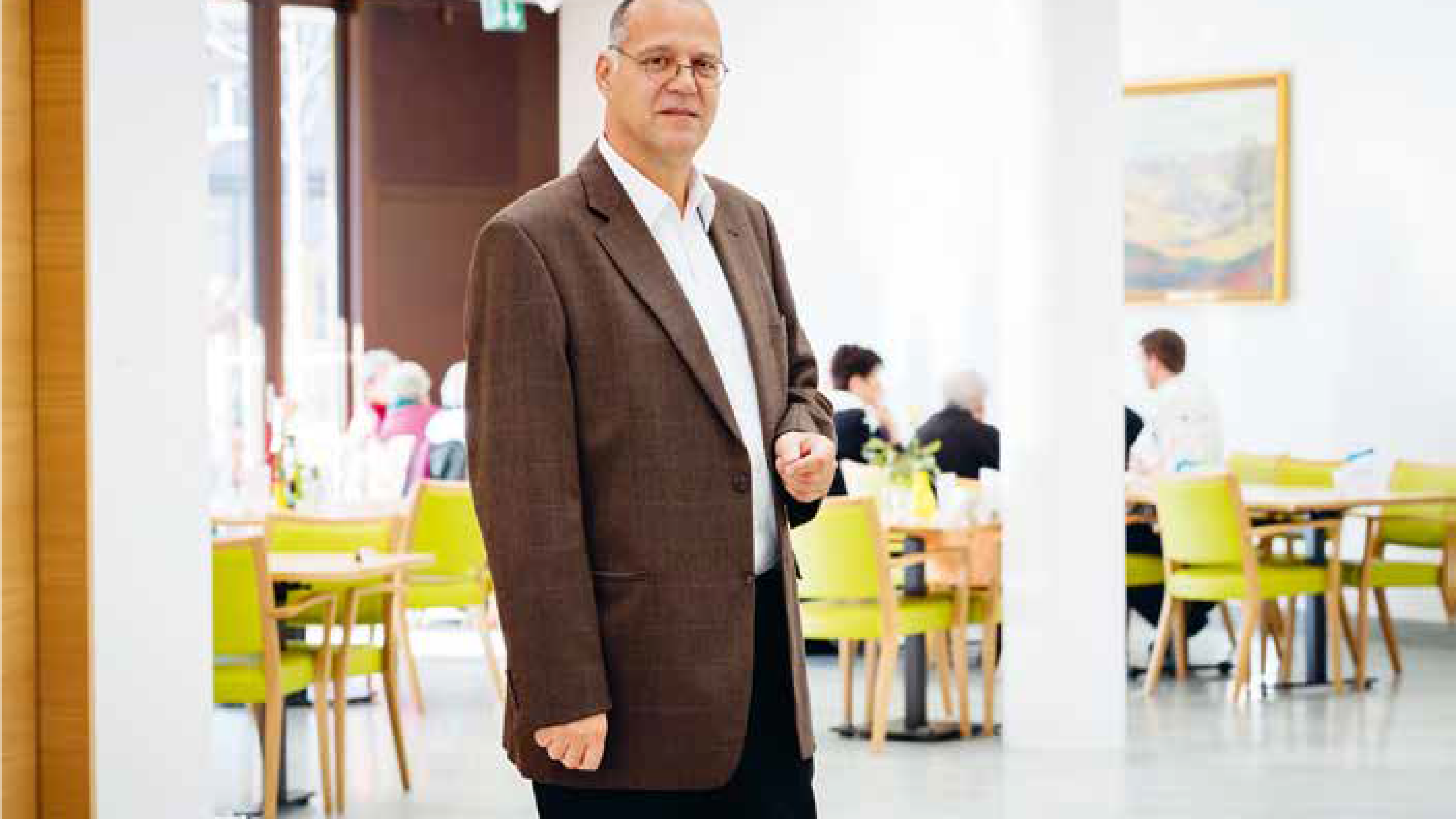 Heinz Frötscher, Heimleiter «zum Eibach», steht in einer Kantine.