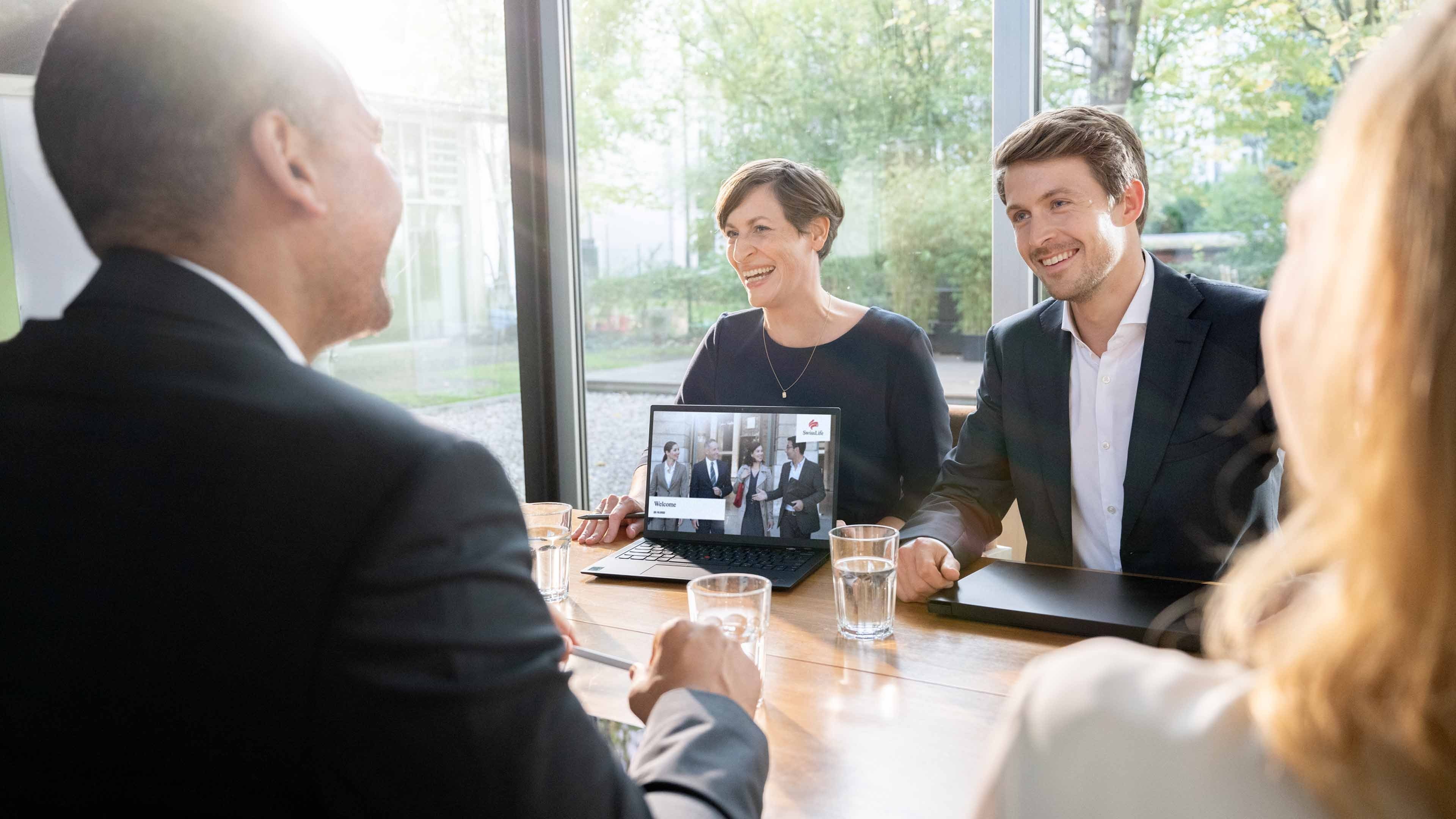 Mitarbeitende in einer Sitzung