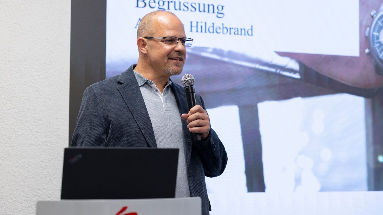 Eine Person hält ein Mikrophon. 