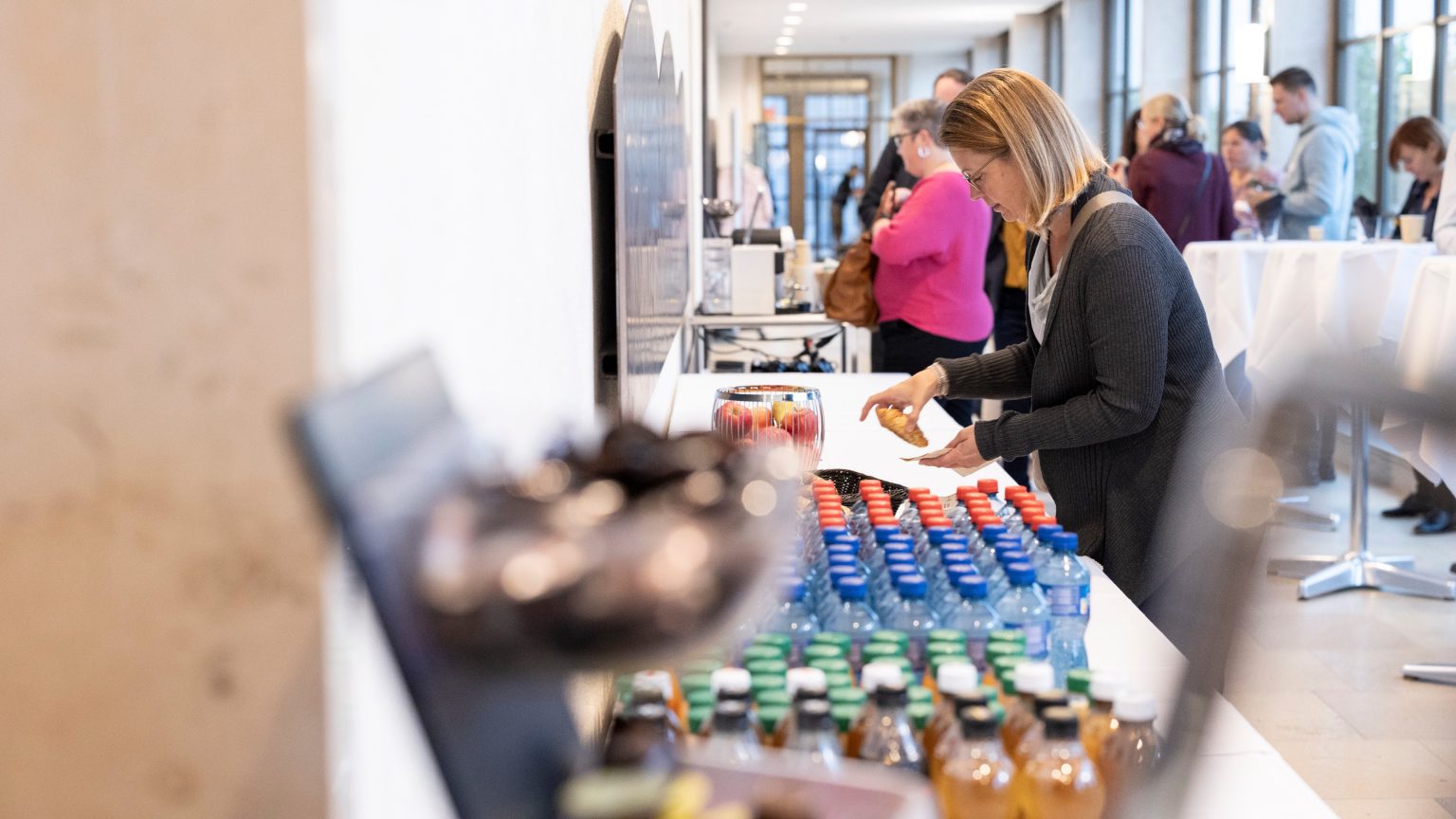 BIld von Getränken und einem Brunch Buffee