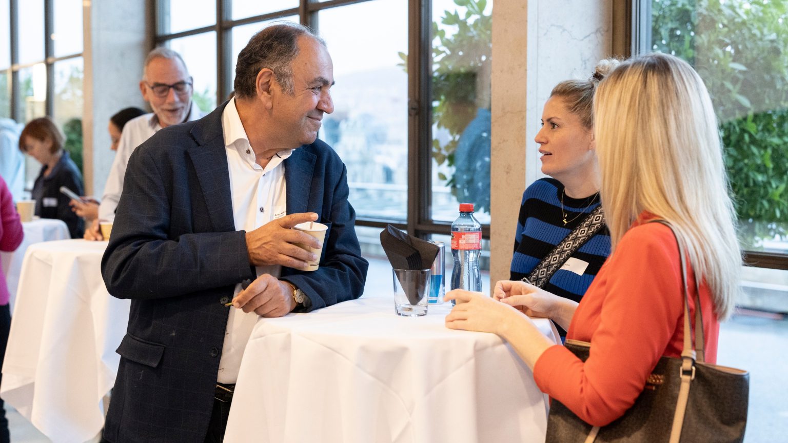 Bild von Menschen im Gespräch