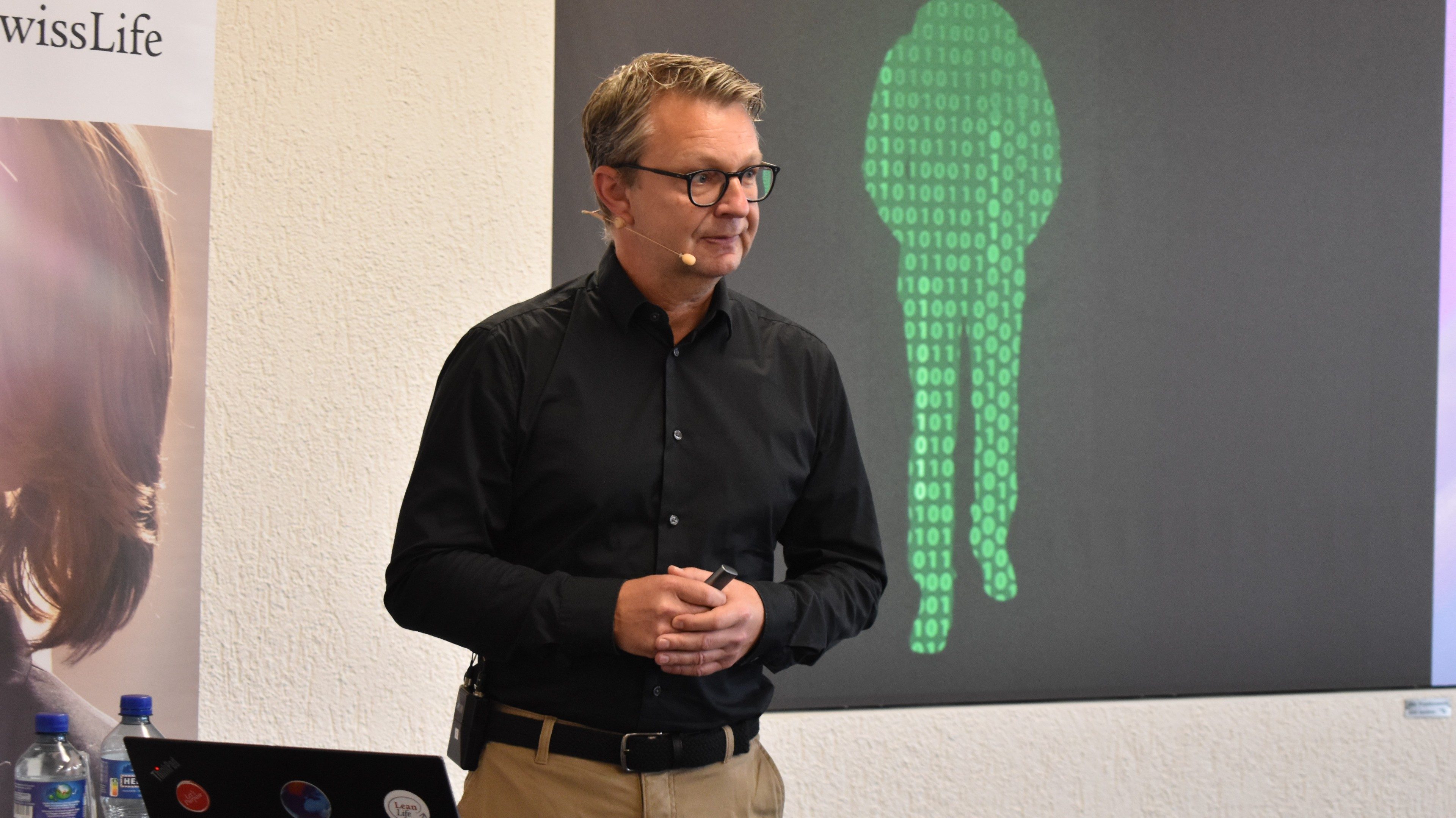 Dominique de Quervain hält eine Präsentation an einer Claims Days-Fachtagung.
