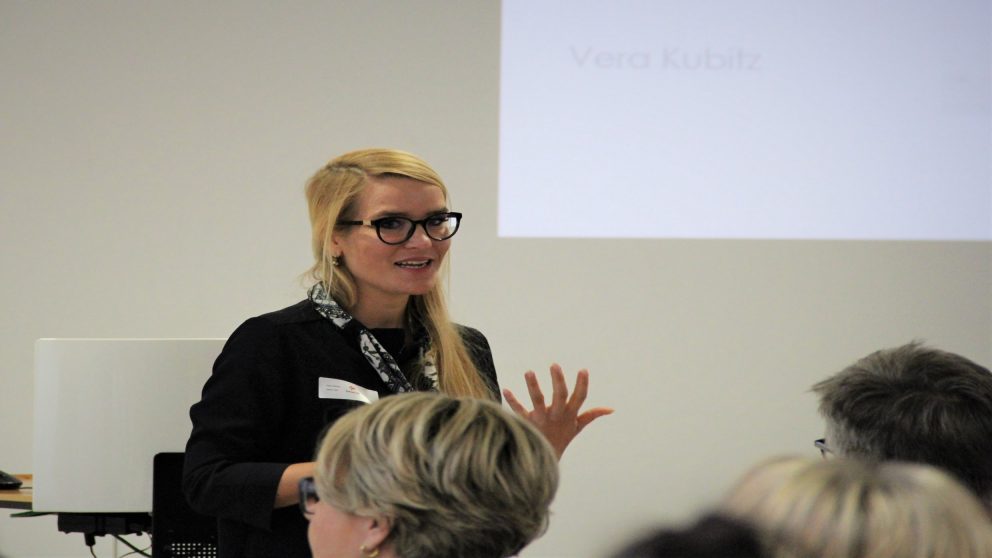 Referentin hält Präsentation