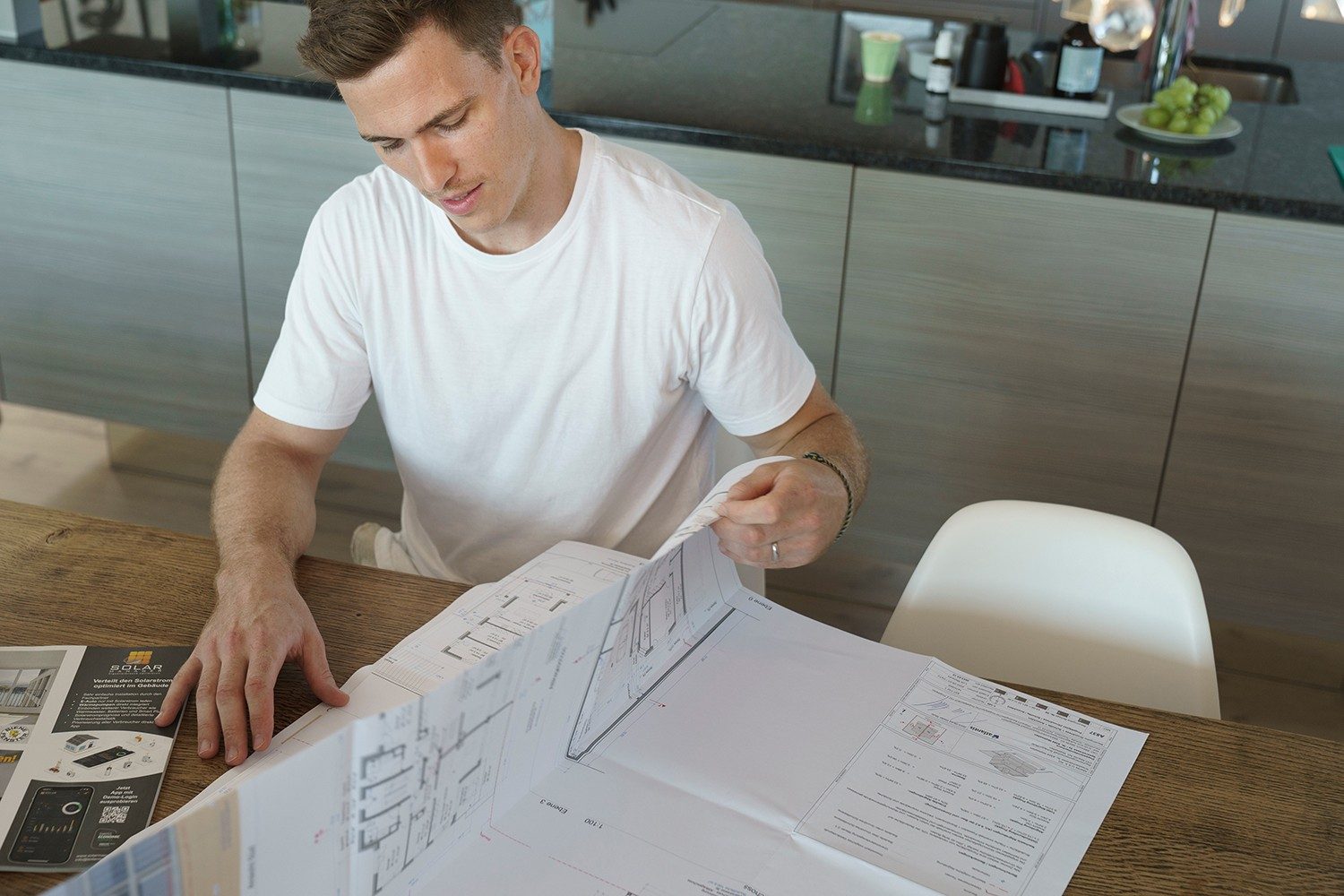 ZSC player Reto Schäppi looks at a blueprint.