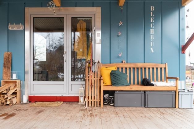 A tiny house with the lettering “Blechbüx” (tin can)