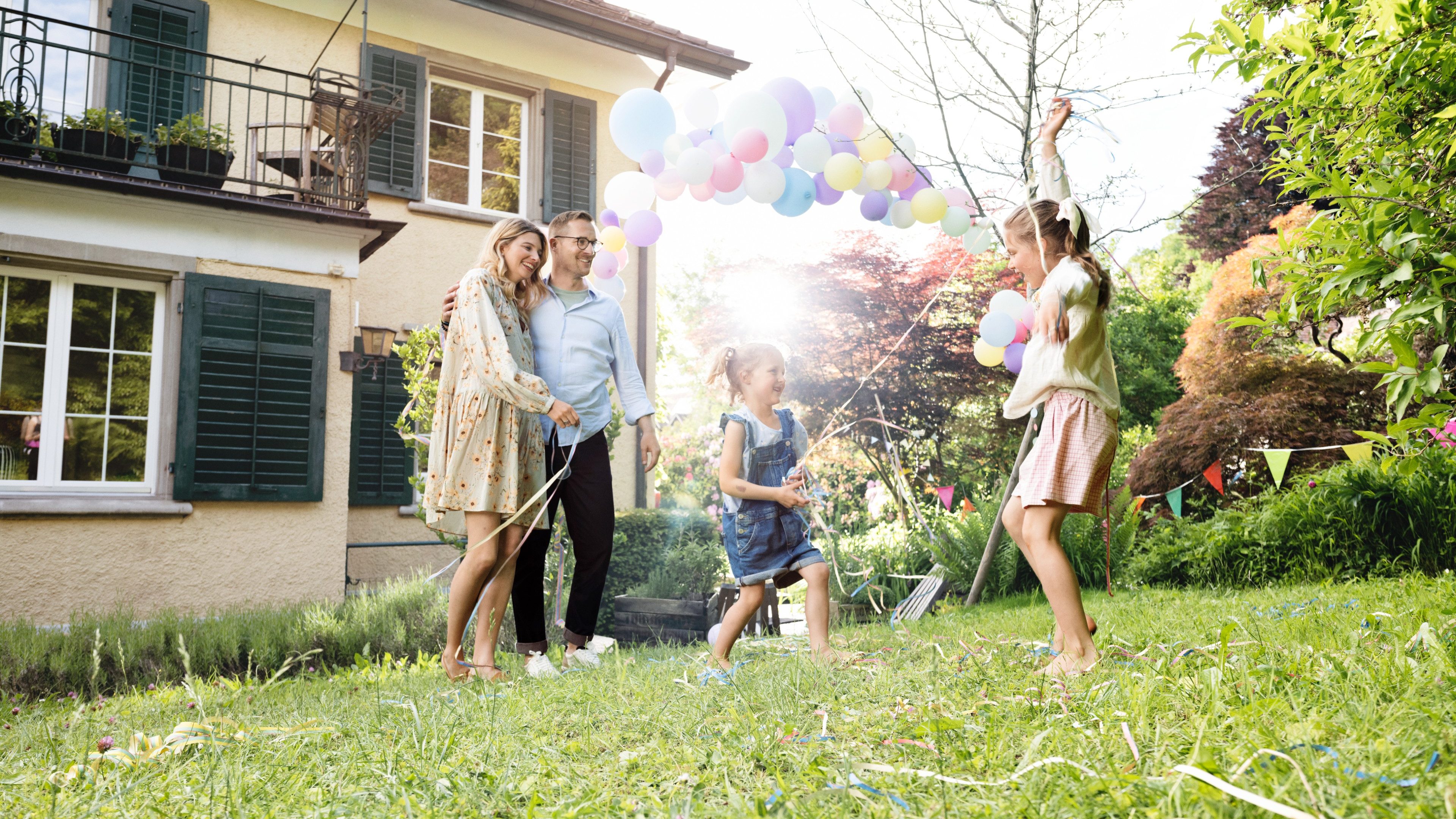 Familie feiert ein Fest im Garten.