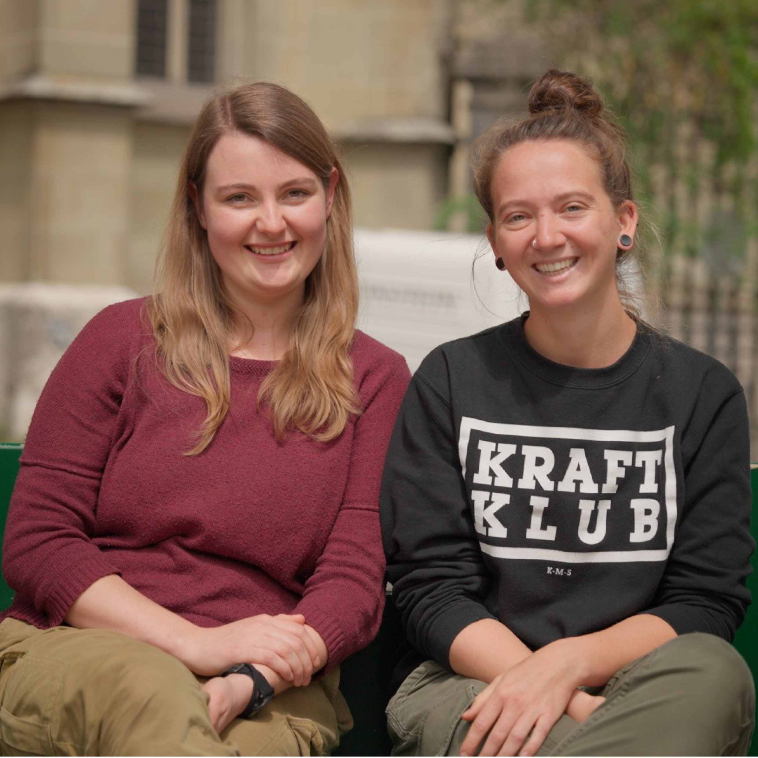 Portrait de deux femmes souriantes à Berne