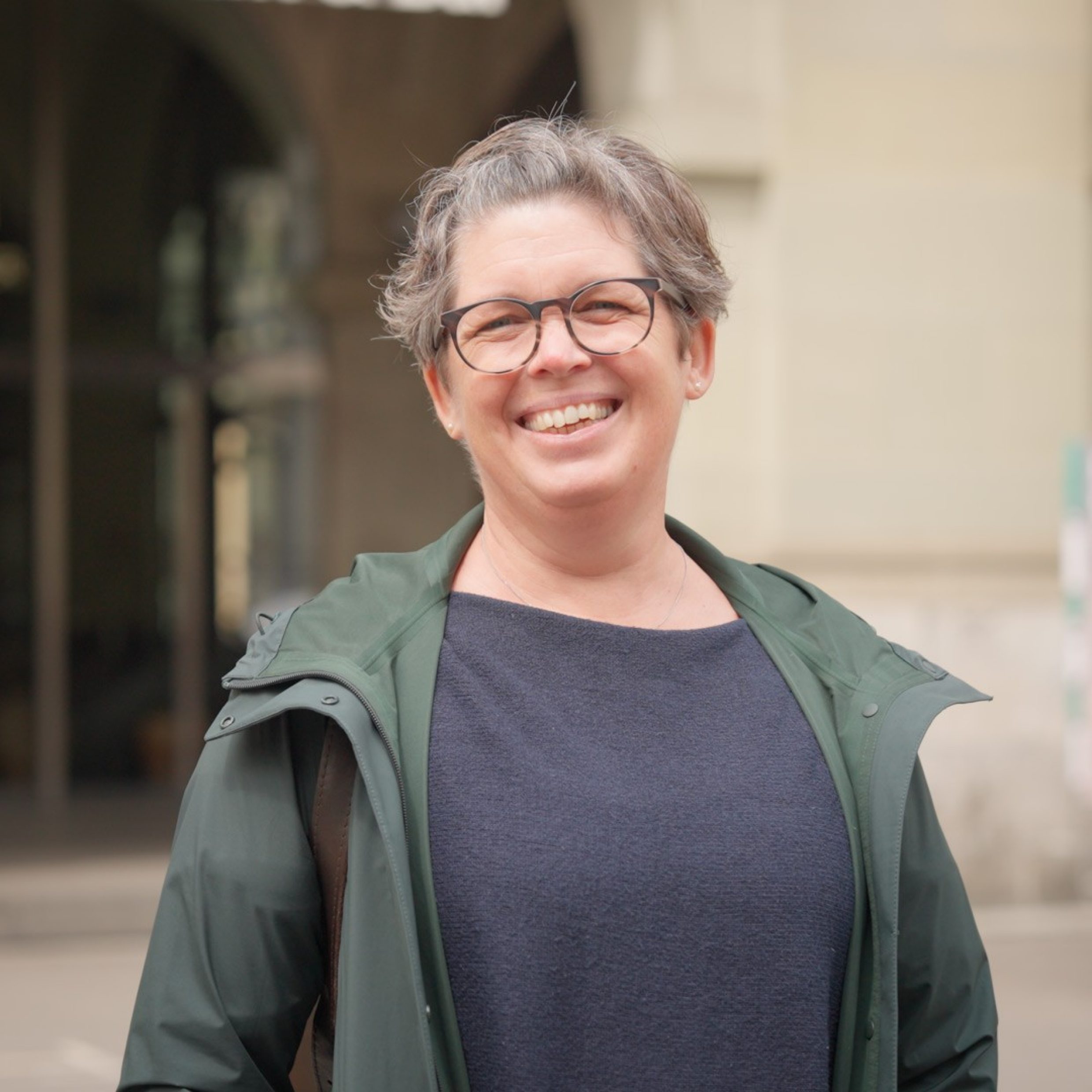 Portrait d’une femme souriante avec des lunettes à Berne