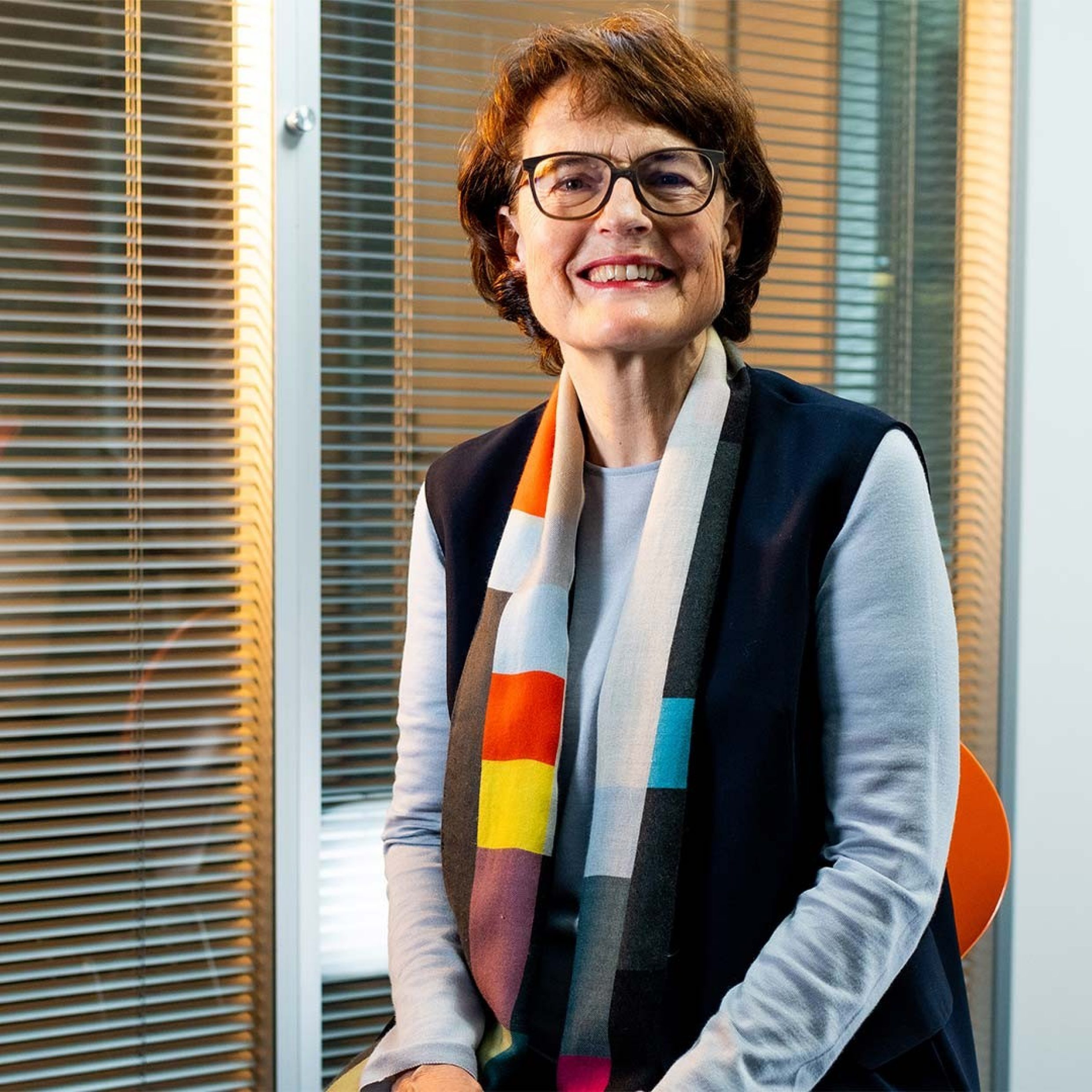 Femme avec lunettes au bureau