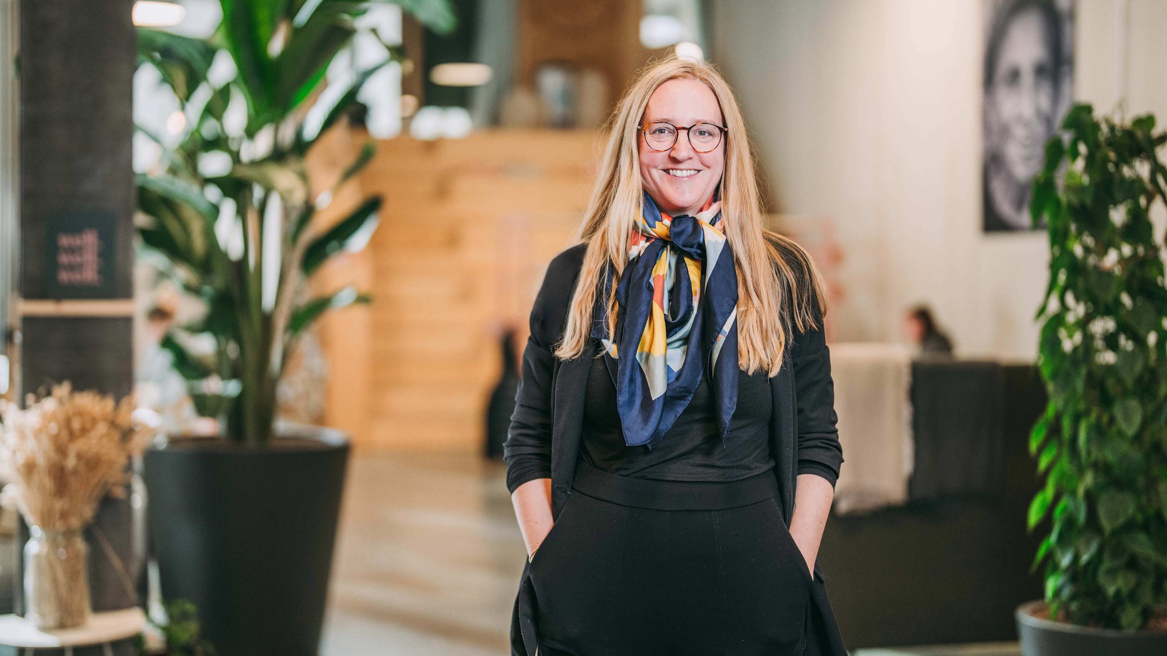 Une femme avec des lunettes au bureau