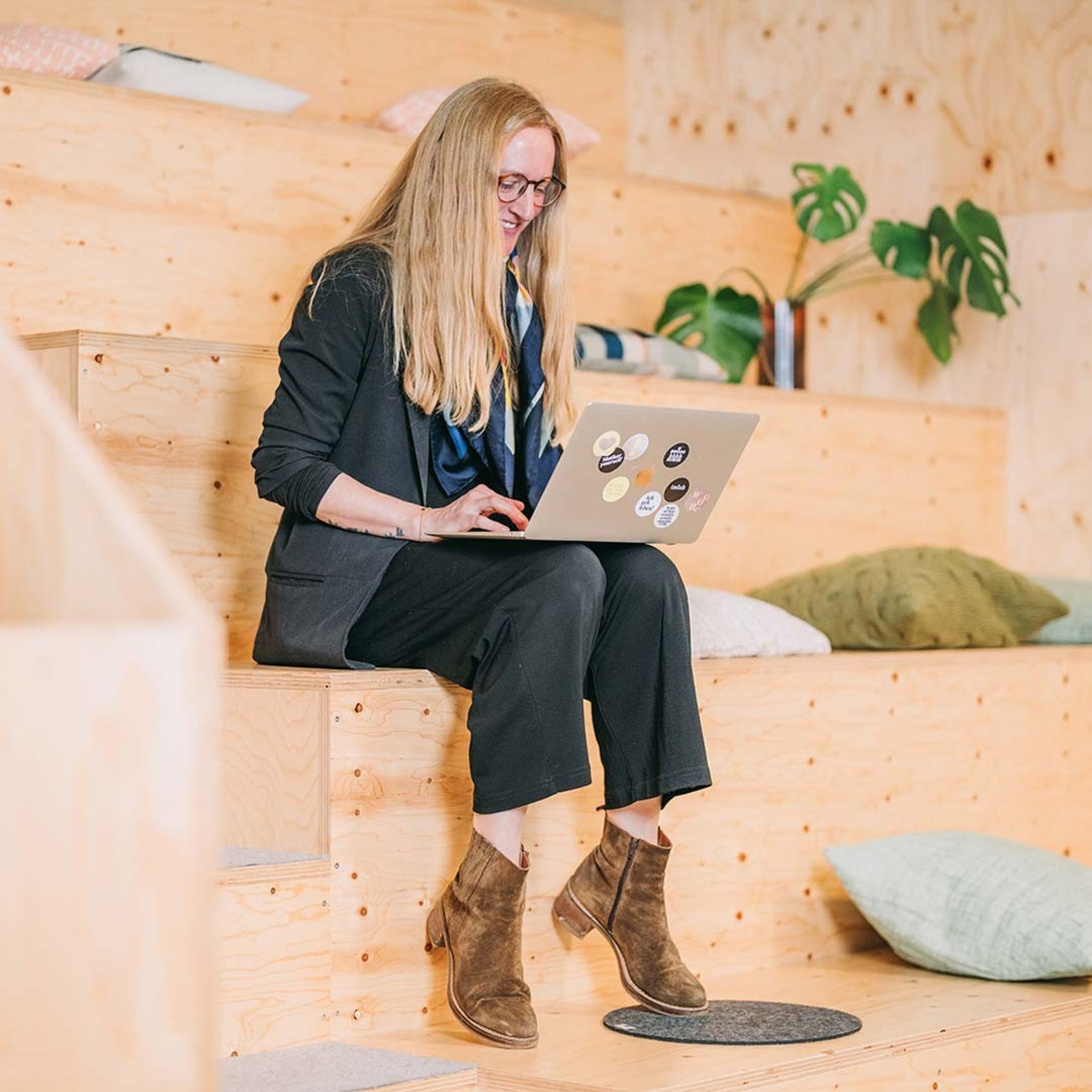 Femme au bureau devant un ordinateur