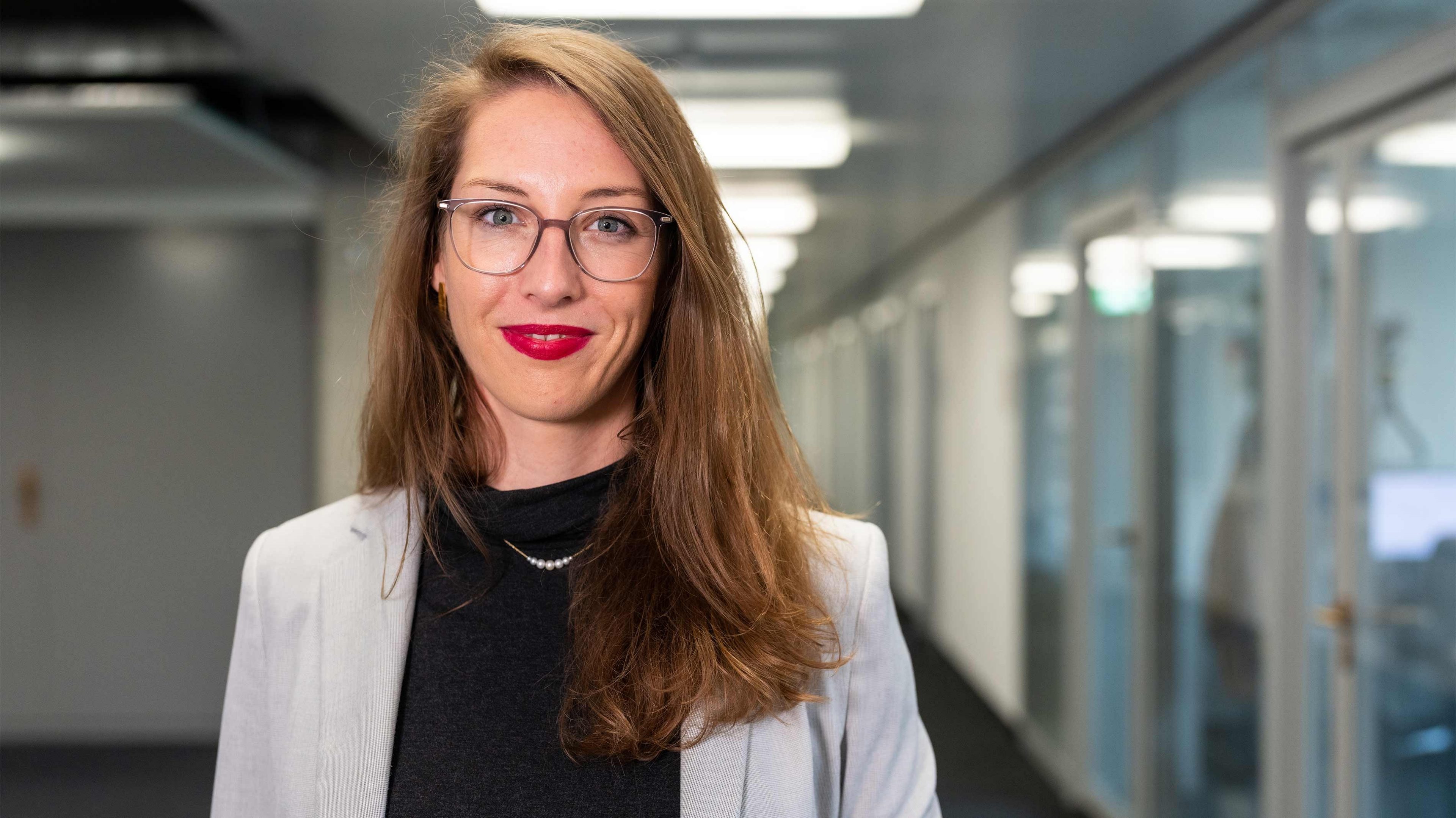 Femme avec lunettes au bureau