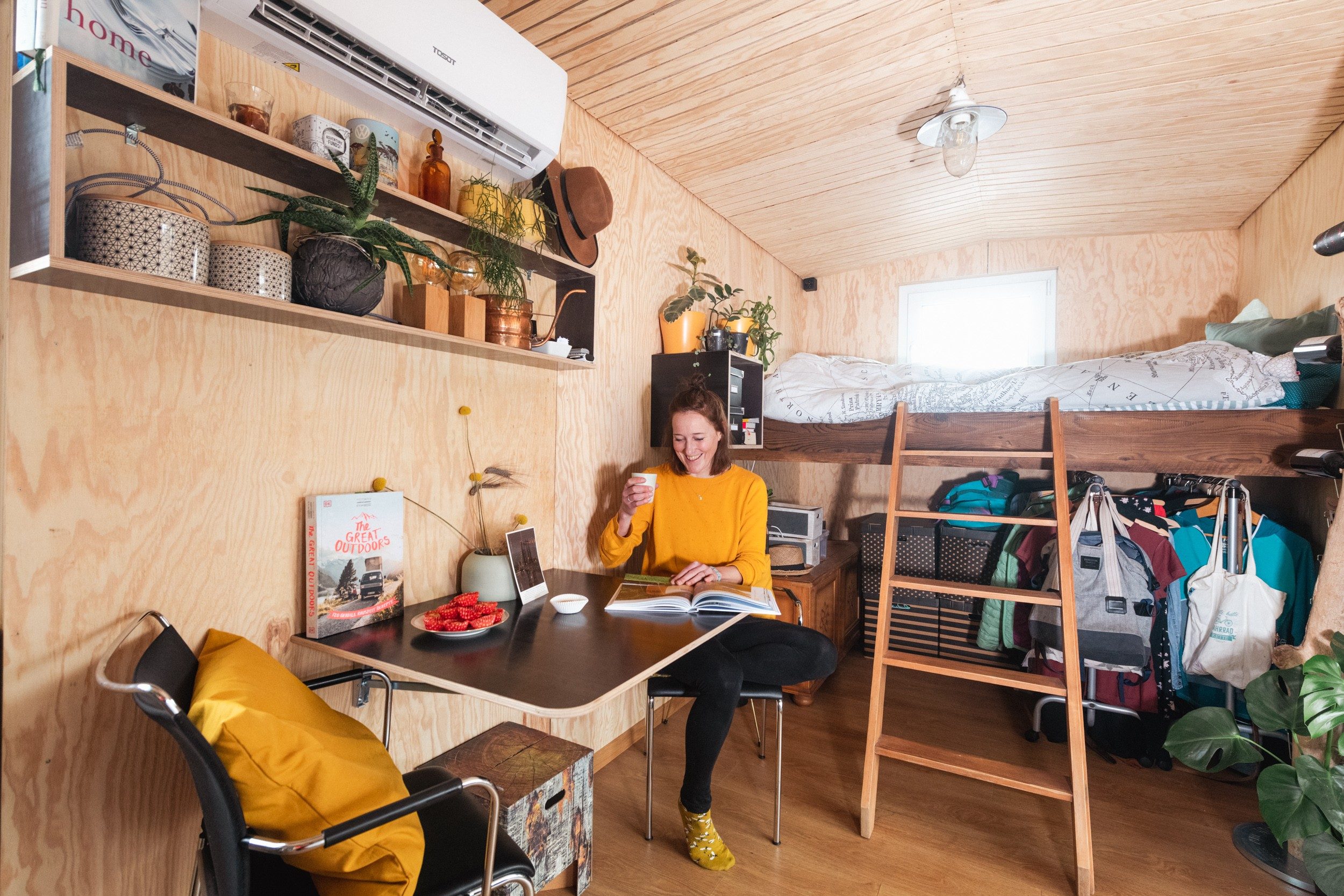 Janine Klingenstein in ihrem Tiny House in Altstätten SG. Januar 2022. Foto: Mattias Nutt