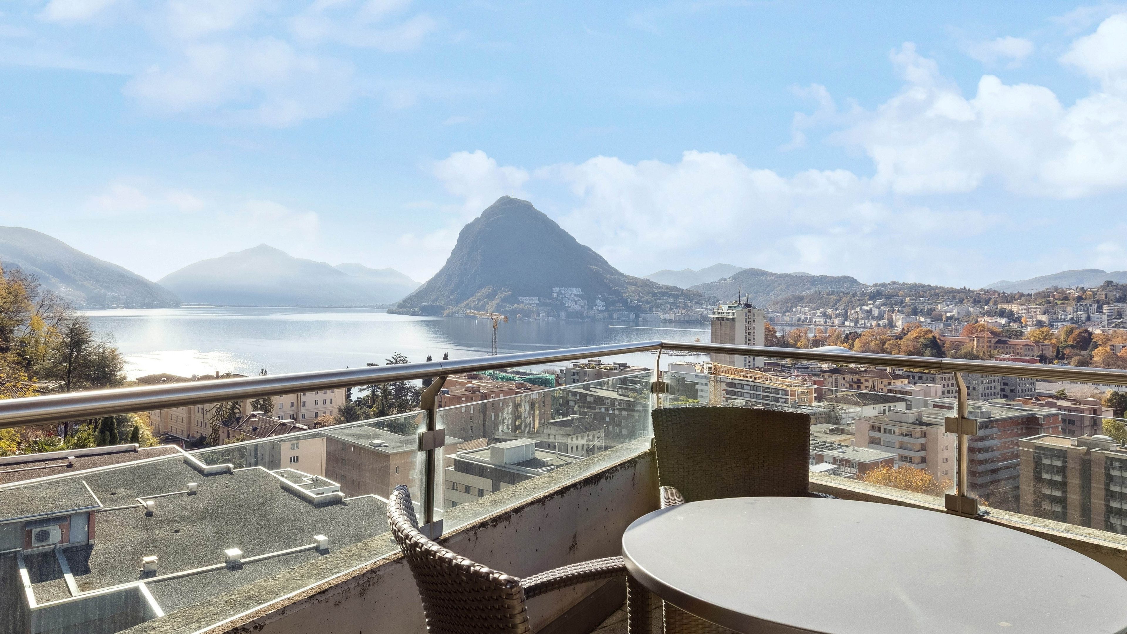 Vue d’une terrasse sur la ville de Lugano et le San Salvatore.