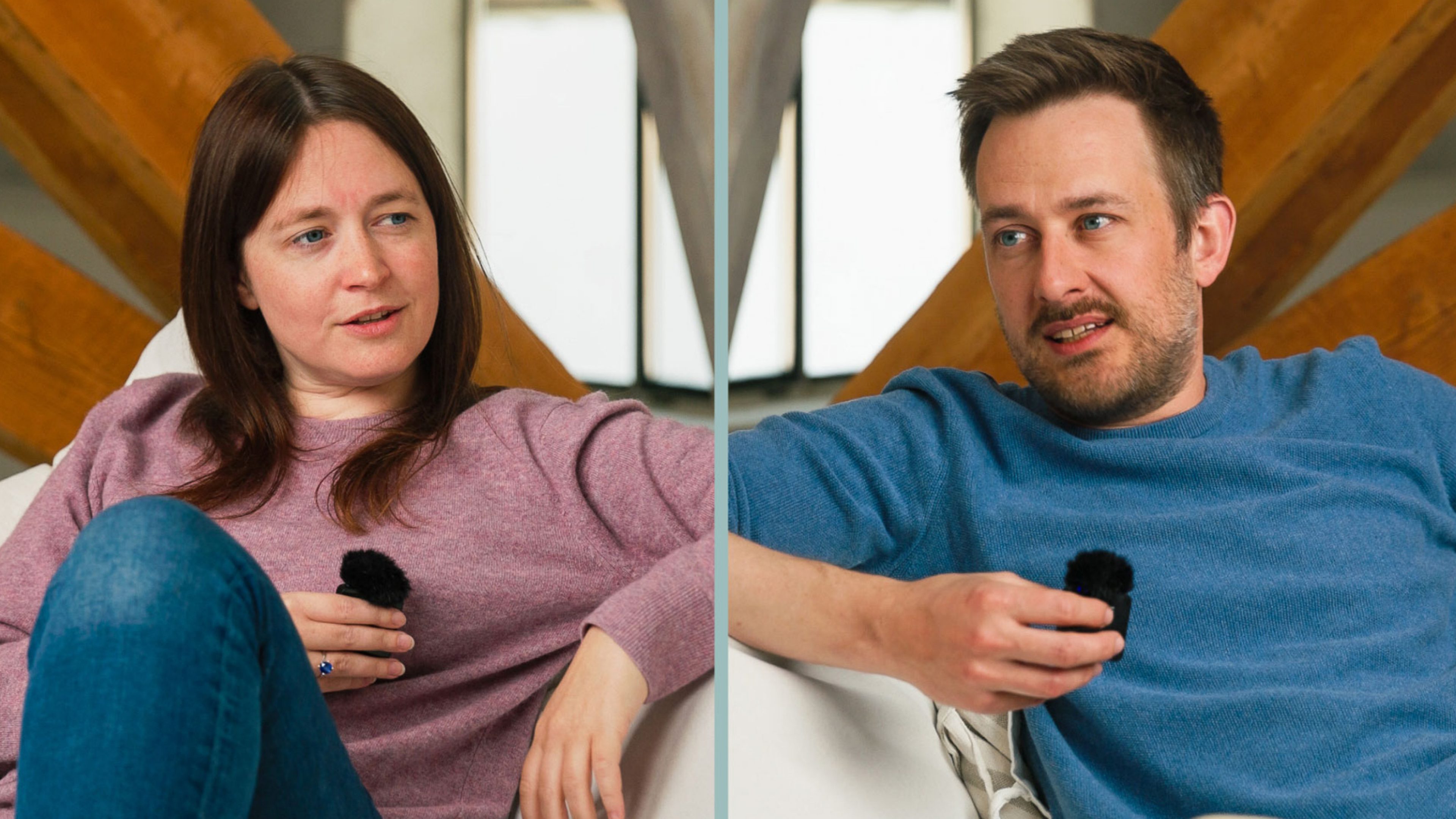 Fotografie: zwei Personen sitzen und diskutieren miteinander