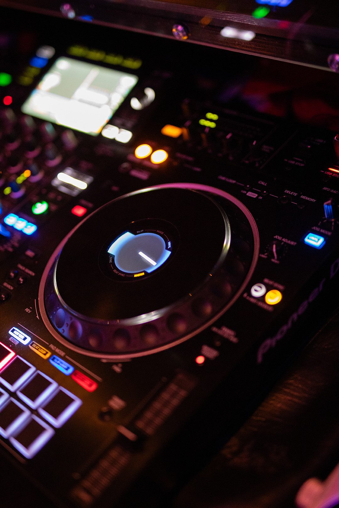 Gros plan sur la platine du DJ.